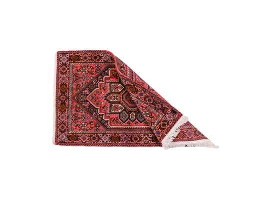 Handgeknüpfter Gholtogh Dorfteppich von Khademi aus Wolle, rot. Feiner, kurdischer Nomadenteppich mit geometrischem Medaillon. Orientteppich, von Hand geknüpft in Iran. Größe: 131 cm x 74 cm. Teppichnummer: SB3-1007 Jupiter Intl.