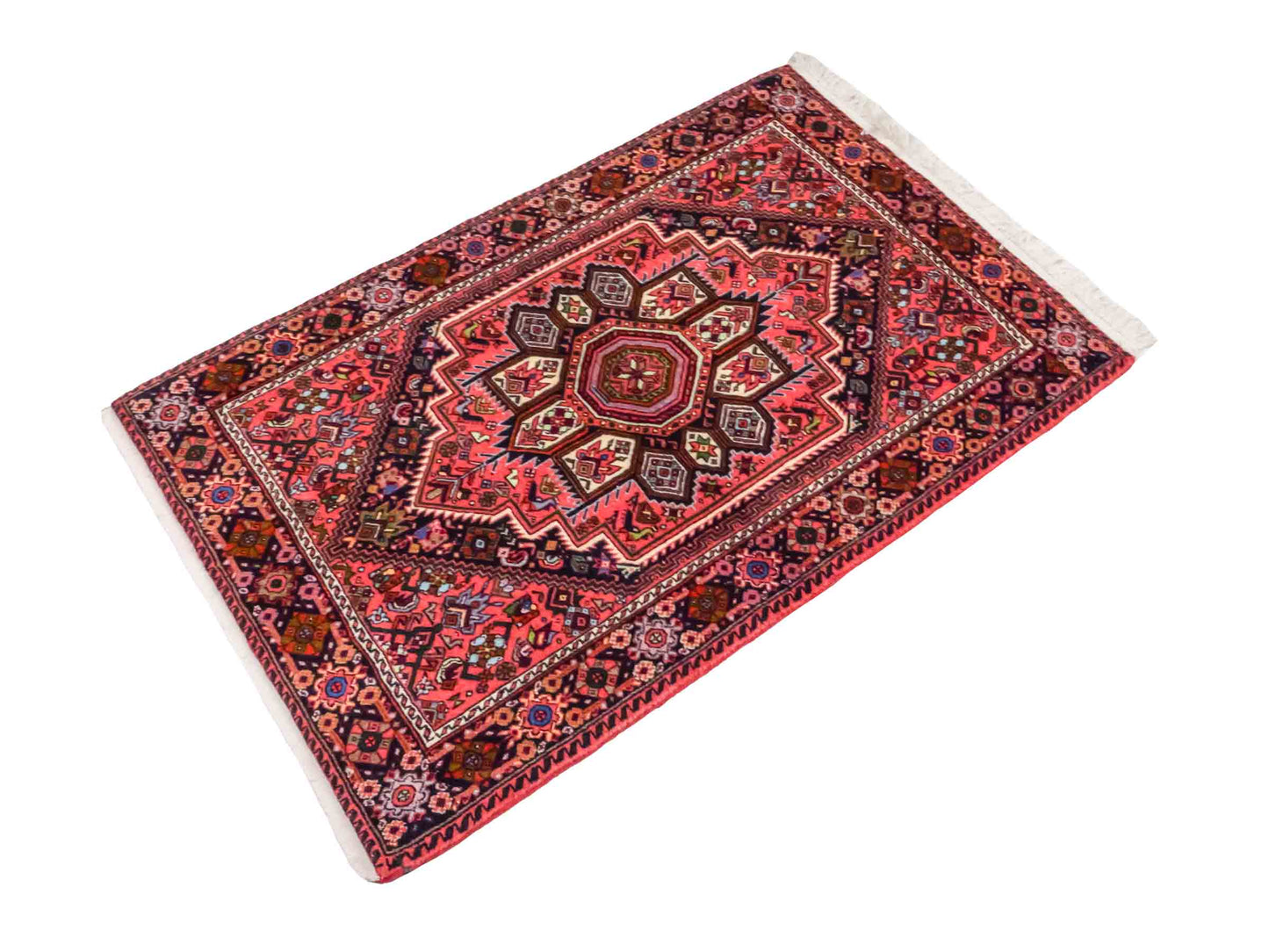 Handgeknüpfter Gholtogh Dorfteppich von Khademi aus Wolle, rot. Feiner, kurdischer Nomadenteppich mit geometrischem Medaillon. Orientteppich, von Hand geknüpft in Iran. Größe: 131 cm x 74 cm. Teppichnummer: SB3-1007 Jupiter Intl.