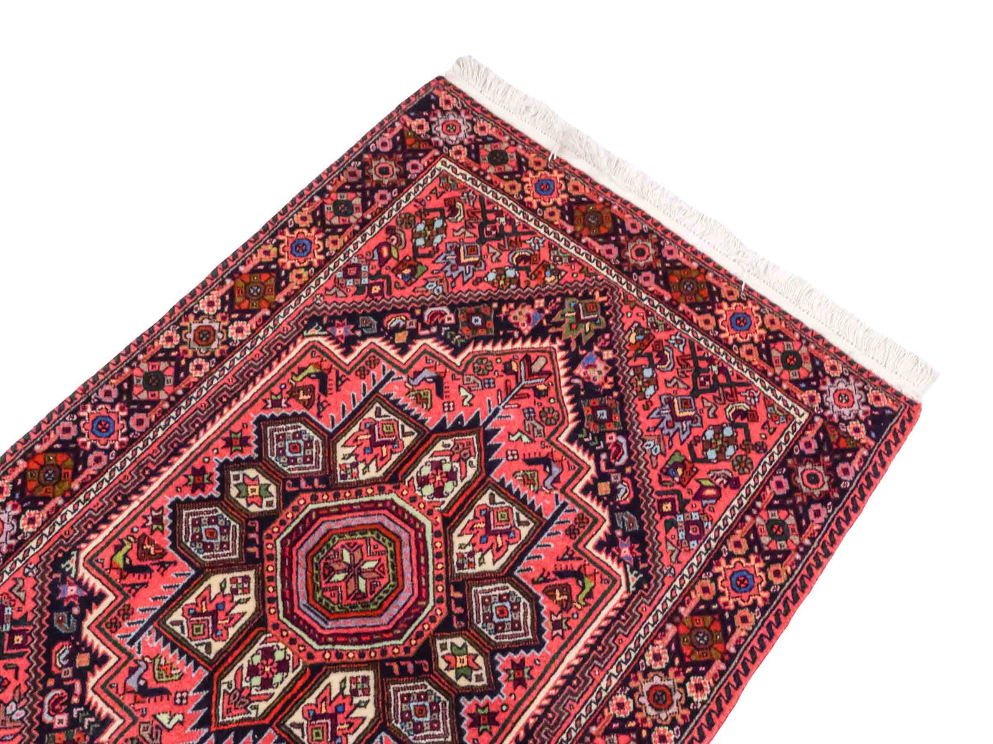 Handgeknüpfter Gholtogh Dorfteppich von Khademi aus Wolle, rot. Feiner, kurdischer Nomadenteppich mit geometrischem Medaillon. Orientteppich, von Hand geknüpft in Iran. Größe: 131 cm x 74 cm. Teppichnummer: SB3-1007 Jupiter Intl.