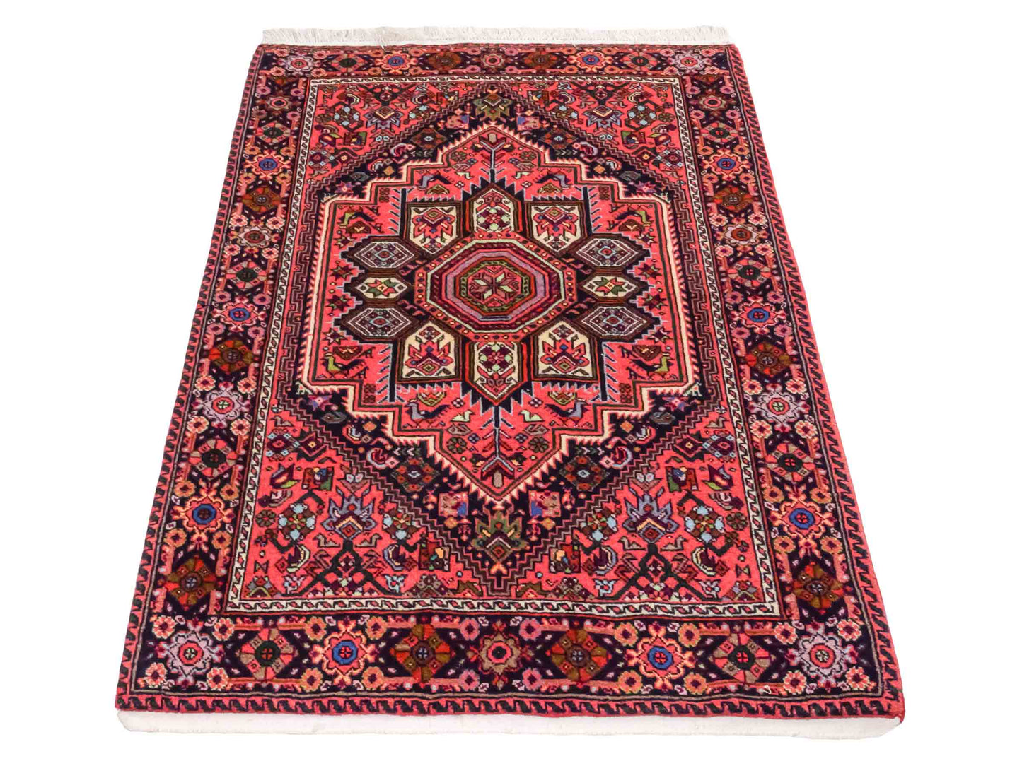 Handgeknüpfter Gholtogh Dorfteppich von Khademi aus Wolle, rot. Feiner, kurdischer Nomadenteppich mit geometrischem Medaillon. Orientteppich, von Hand geknüpft in Iran. Größe: 131 cm x 74 cm. Teppichnummer: SB3-1007 Jupiter Intl.
