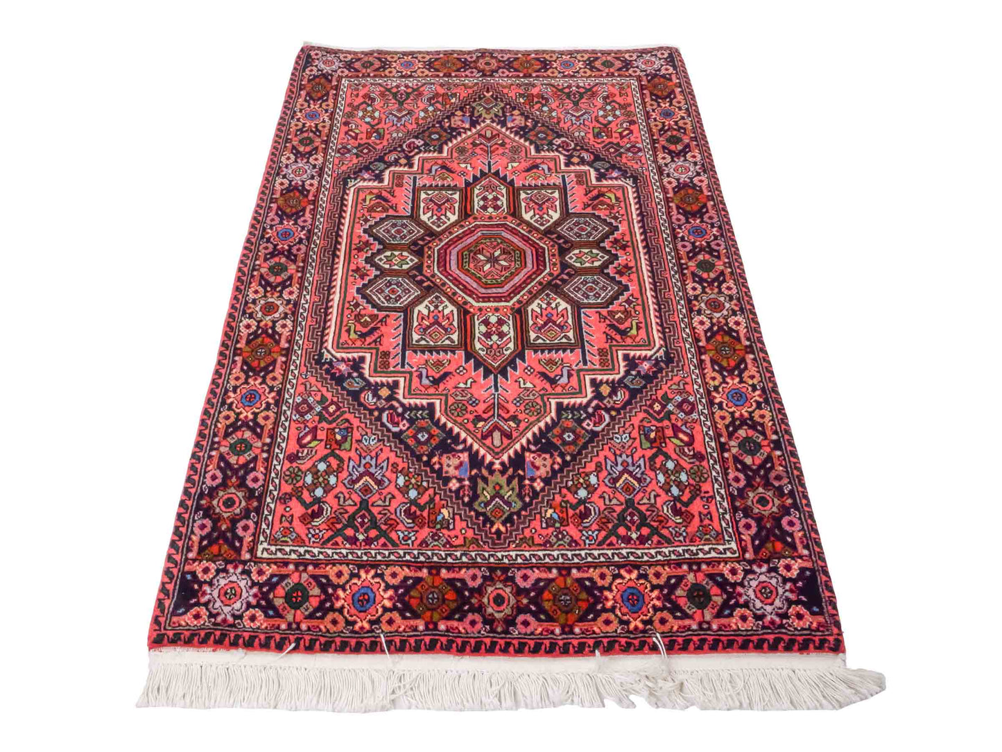 Handgeknüpfter Gholtogh Dorfteppich von Khademi aus Wolle, rot. Feiner, kurdischer Nomadenteppich mit geometrischem Medaillon. Orientteppich, von Hand geknüpft in Iran. Größe: 131 cm x 74 cm. Teppichnummer: SB3-1007 Jupiter Intl.