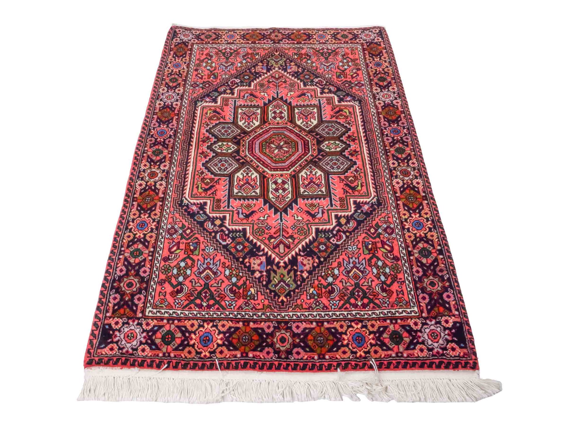 Handgeknüpfter Gholtogh Dorfteppich von Khademi aus Wolle, rot. Feiner, kurdischer Nomadenteppich mit geometrischem Medaillon. Orientteppich, von Hand geknüpft in Iran. Größe: 131 cm x 74 cm. Teppichnummer: SB3-1007 Jupiter Intl.