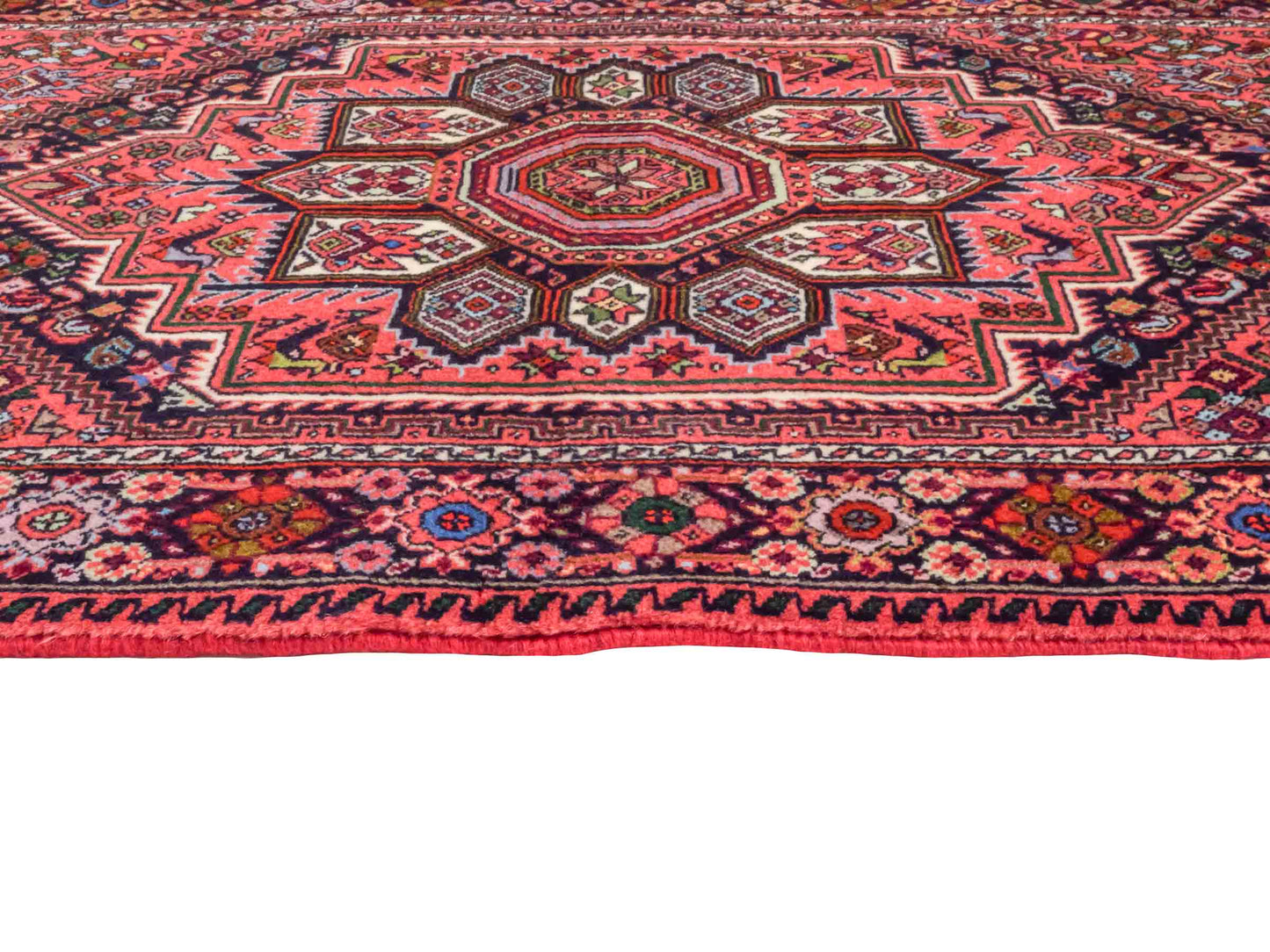 Handgeknüpfter Gholtogh Dorfteppich von Khademi aus Wolle, rot. Feiner, kurdischer Nomadenteppich mit geometrischem Medaillon. Orientteppich, von Hand geknüpft in Iran. Größe: 131 cm x 74 cm. Teppichnummer: SB3-1007 Jupiter Intl.