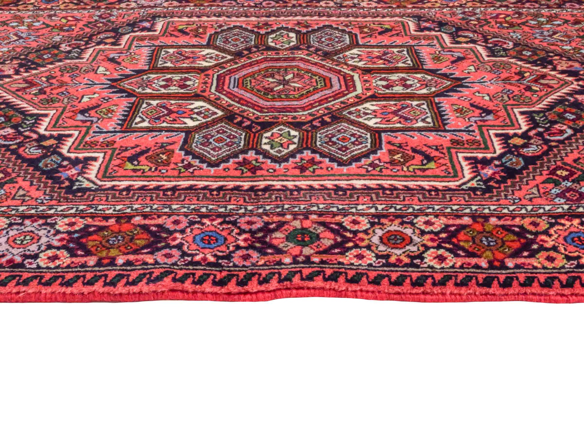 Handgeknüpfter Gholtogh Dorfteppich von Khademi aus Wolle, rot. Feiner, kurdischer Nomadenteppich mit geometrischem Medaillon. Orientteppich, von Hand geknüpft in Iran. Größe: 131 cm x 74 cm. Teppichnummer: SB3-1007 Jupiter Intl.