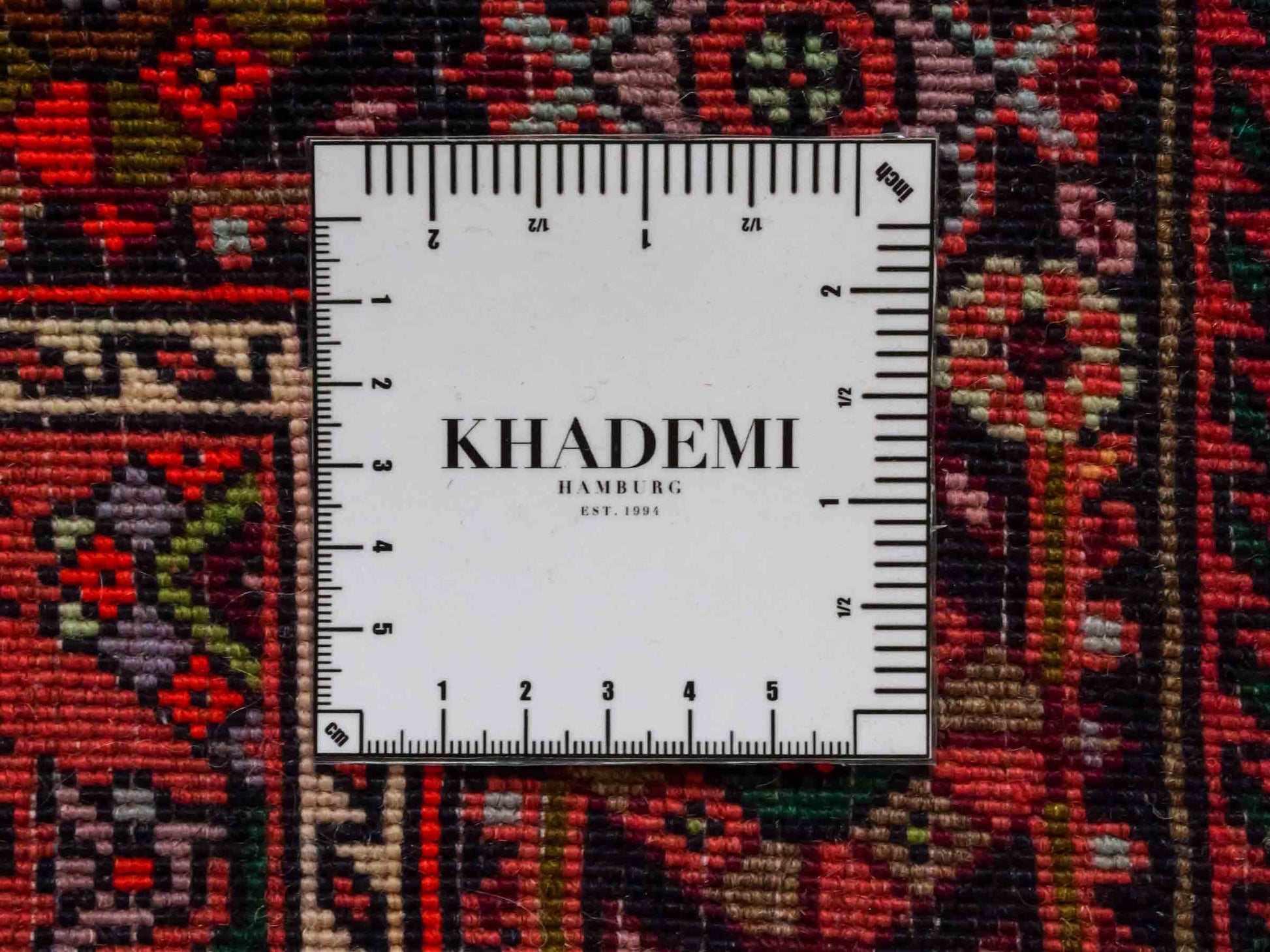 Handgeknüpfter Gholtogh Dorfteppich von Khademi aus Wolle, rot. Feiner, kurdischer Nomadenteppich mit geometrischem Medaillon. Orientteppich, von Hand geknüpft in Iran. Größe: 131 cm x 74 cm. Teppichnummer: SB3-1007 Jupiter Intl.