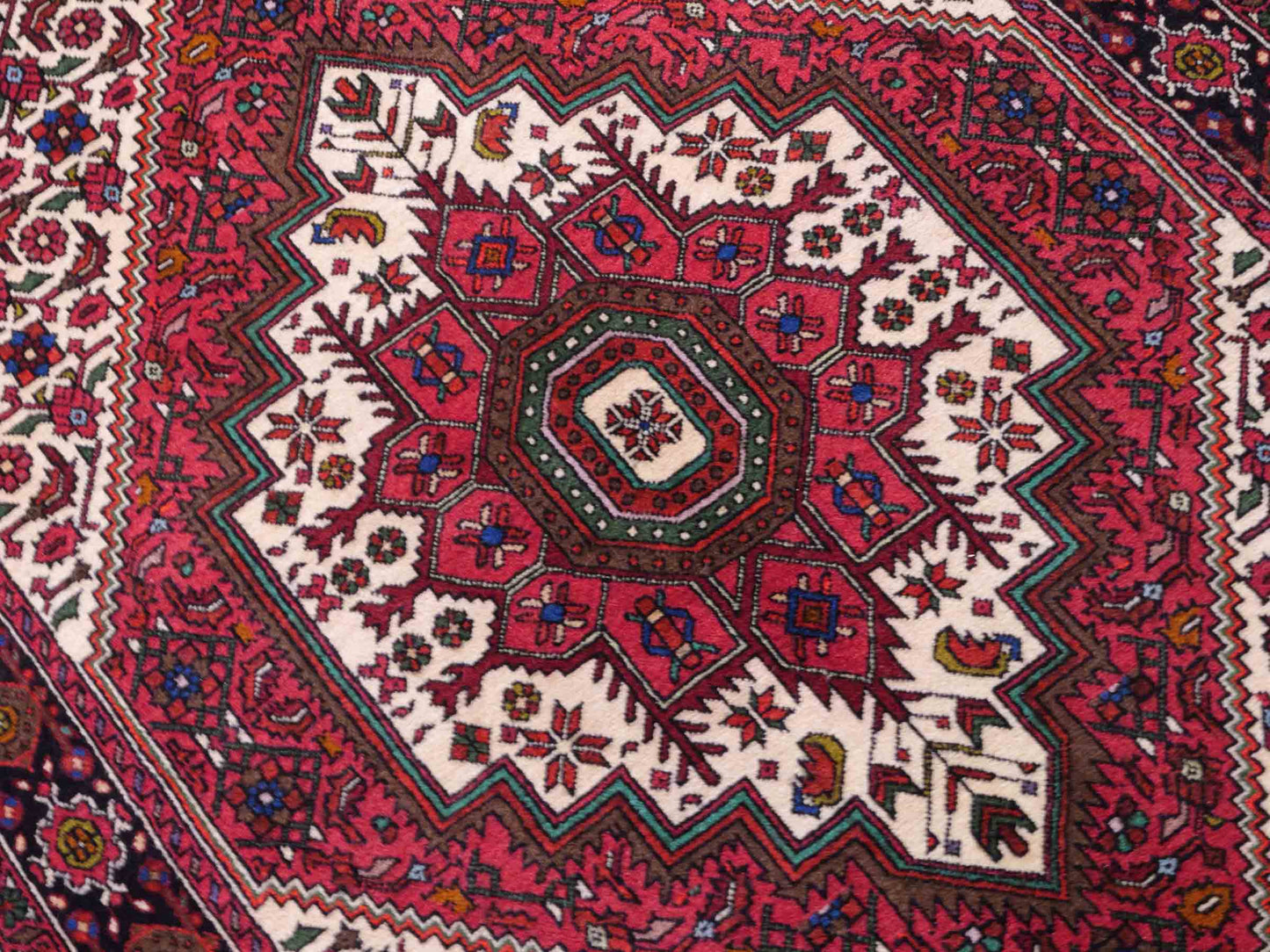 Handgeknüpfter Gholtogh Dorfteppich von Khademi aus Wolle, rot, creme. Feiner, kurdischer Nomadenteppich mit geometrischem Medaillon. Orientteppich, von Hand geknüpft in Iran. Größe: 145 cm x 100 cm. Teppichnummer: SB3-1156 | Jupiter Intl.
