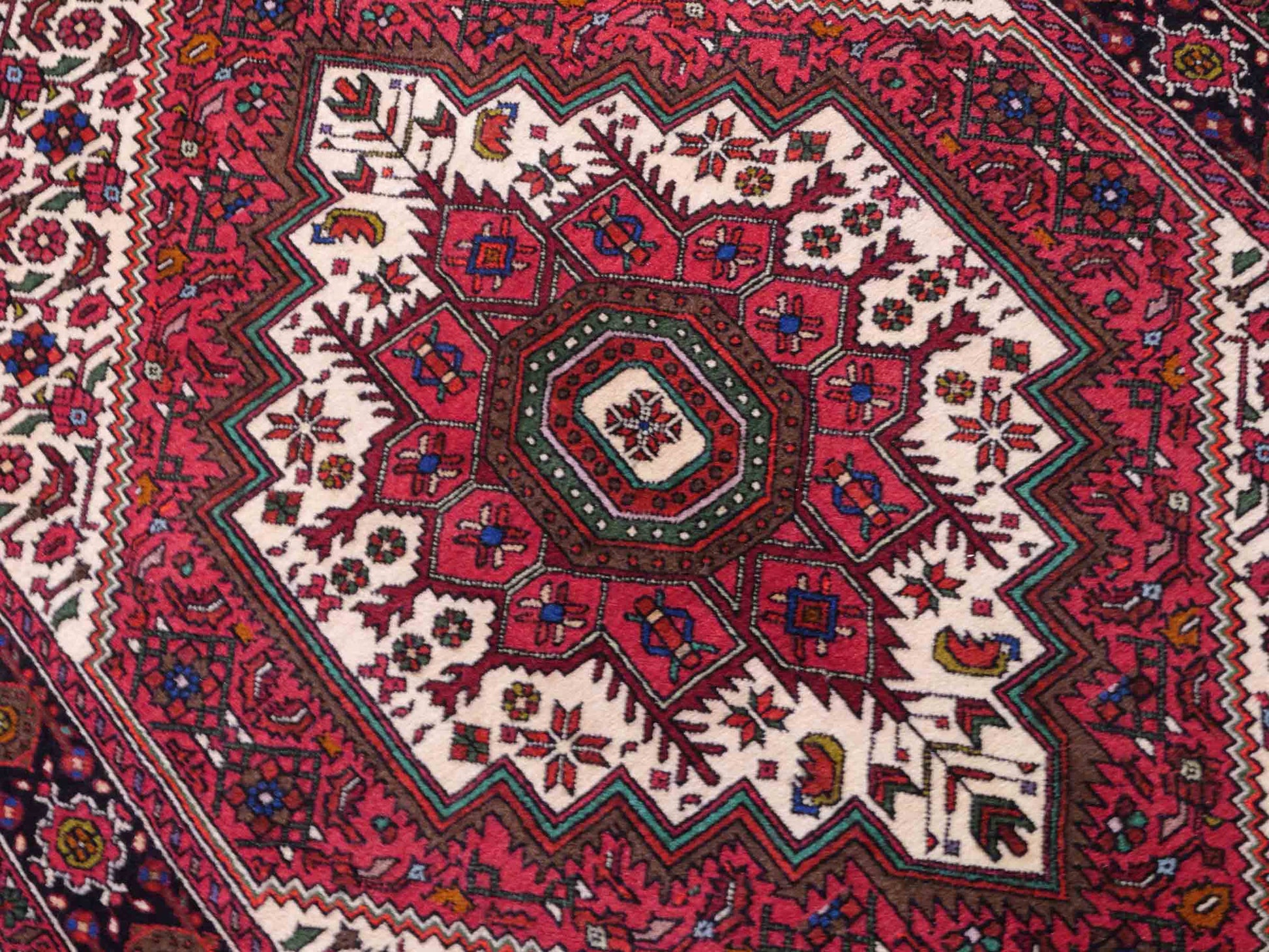 Handgeknüpfter Gholtogh Dorfteppich von Khademi aus Wolle, rot, creme. Feiner, kurdischer Nomadenteppich mit geometrischem Medaillon. Orientteppich, von Hand geknüpft in Iran. Größe: 145 cm x 100 cm. Teppichnummer: SB3-1156 | Jupiter Intl.