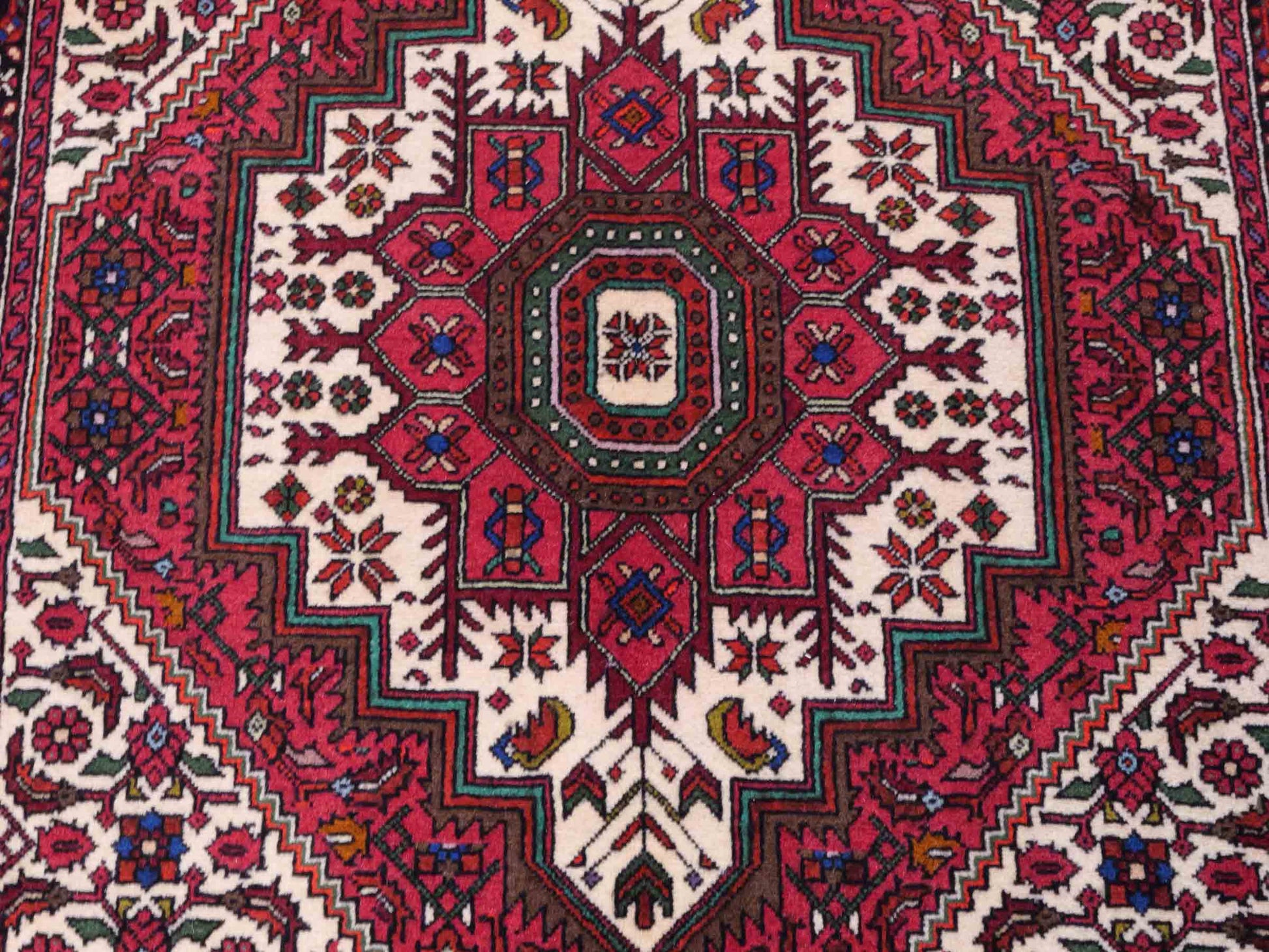 Handgeknüpfter Gholtogh Dorfteppich von Khademi aus Wolle, rot, creme. Feiner, kurdischer Nomadenteppich mit geometrischem Medaillon. Orientteppich, von Hand geknüpft in Iran. Größe: 145 cm x 100 cm. Teppichnummer: SB3-1156 | Jupiter Intl.
