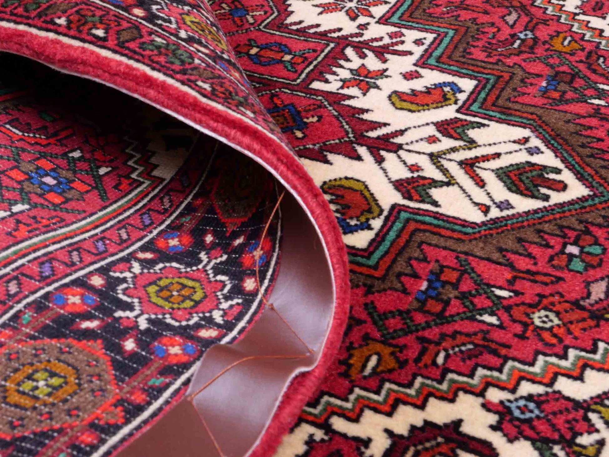 Handgeknüpfter Gholtogh Dorfteppich von Khademi aus Wolle, rot, creme. Feiner, kurdischer Nomadenteppich mit geometrischem Medaillon. Orientteppich, von Hand geknüpft in Iran. Größe: 145 cm x 100 cm. Teppichnummer: SB3-1156 | Jupiter Intl.
