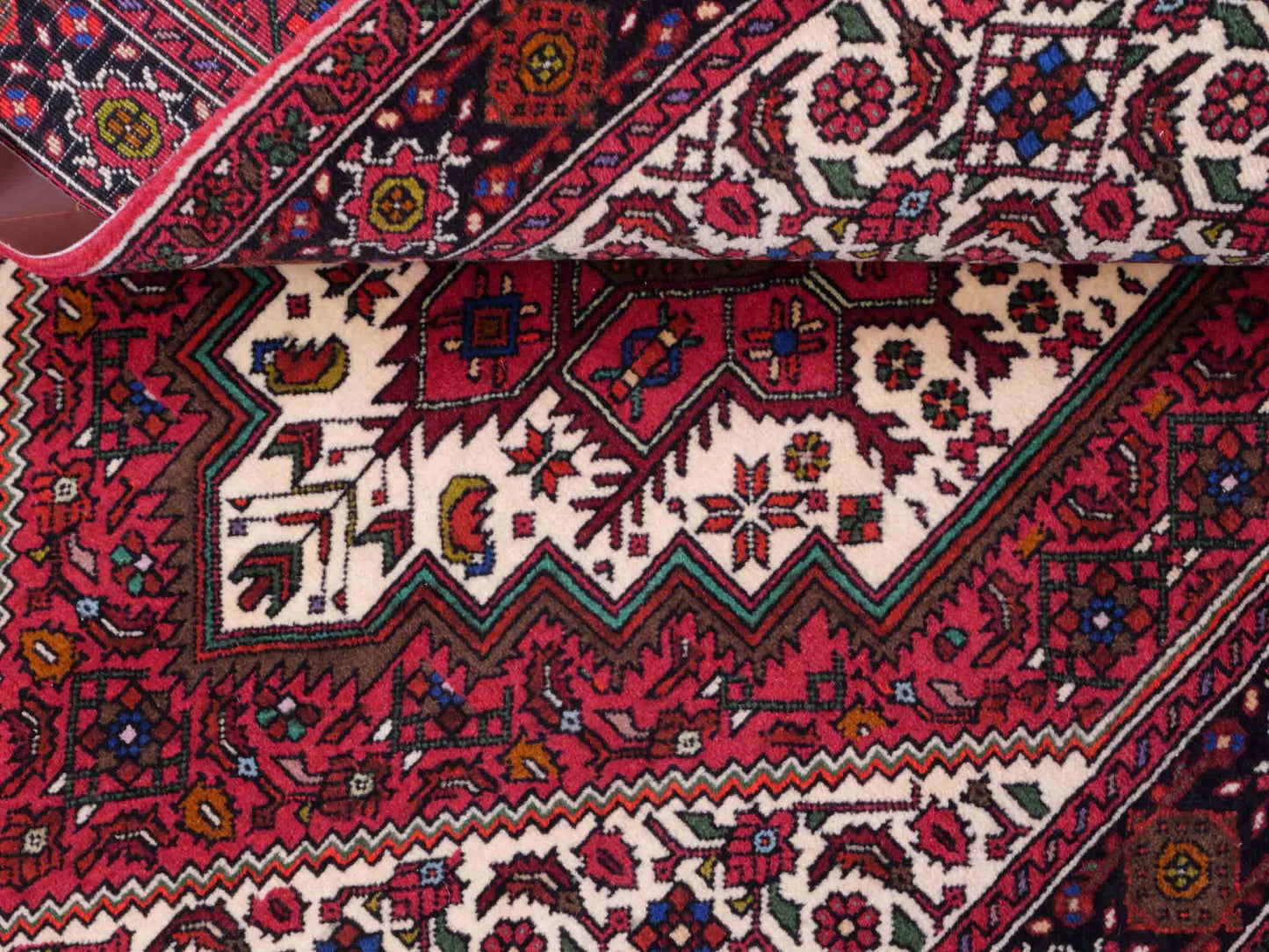 Handgeknüpfter Gholtogh Dorfteppich von Khademi aus Wolle, rot, creme. Feiner, kurdischer Nomadenteppich mit geometrischem Medaillon. Orientteppich, von Hand geknüpft in Iran. Größe: 145 cm x 100 cm. Teppichnummer: SB3-1156 | Jupiter Intl.