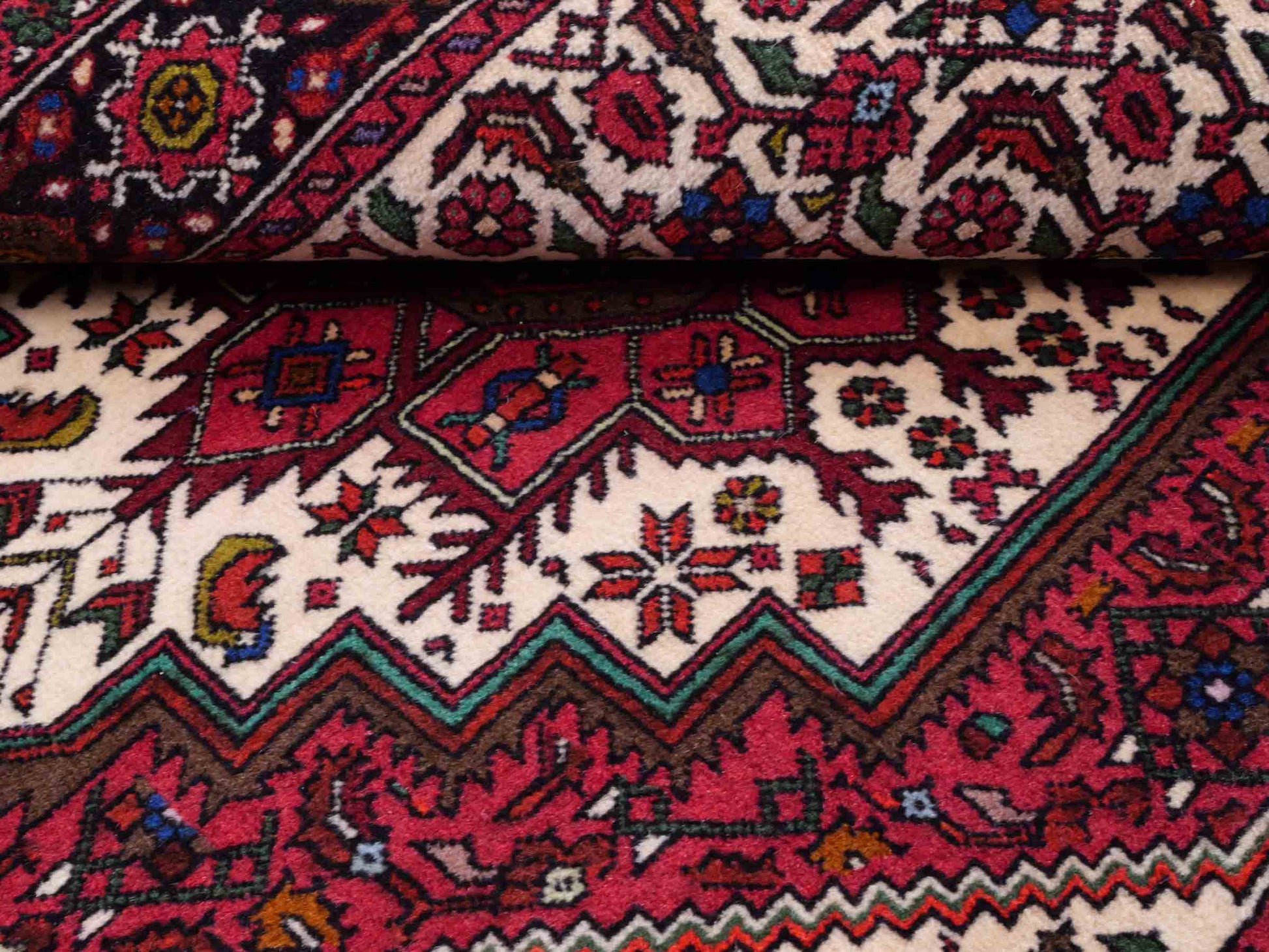 Handgeknüpfter Gholtogh Dorfteppich von Khademi aus Wolle, rot, creme. Feiner, kurdischer Nomadenteppich mit geometrischem Medaillon. Orientteppich, von Hand geknüpft in Iran. Größe: 145 cm x 100 cm. Teppichnummer: SB3-1156 | Jupiter Intl.