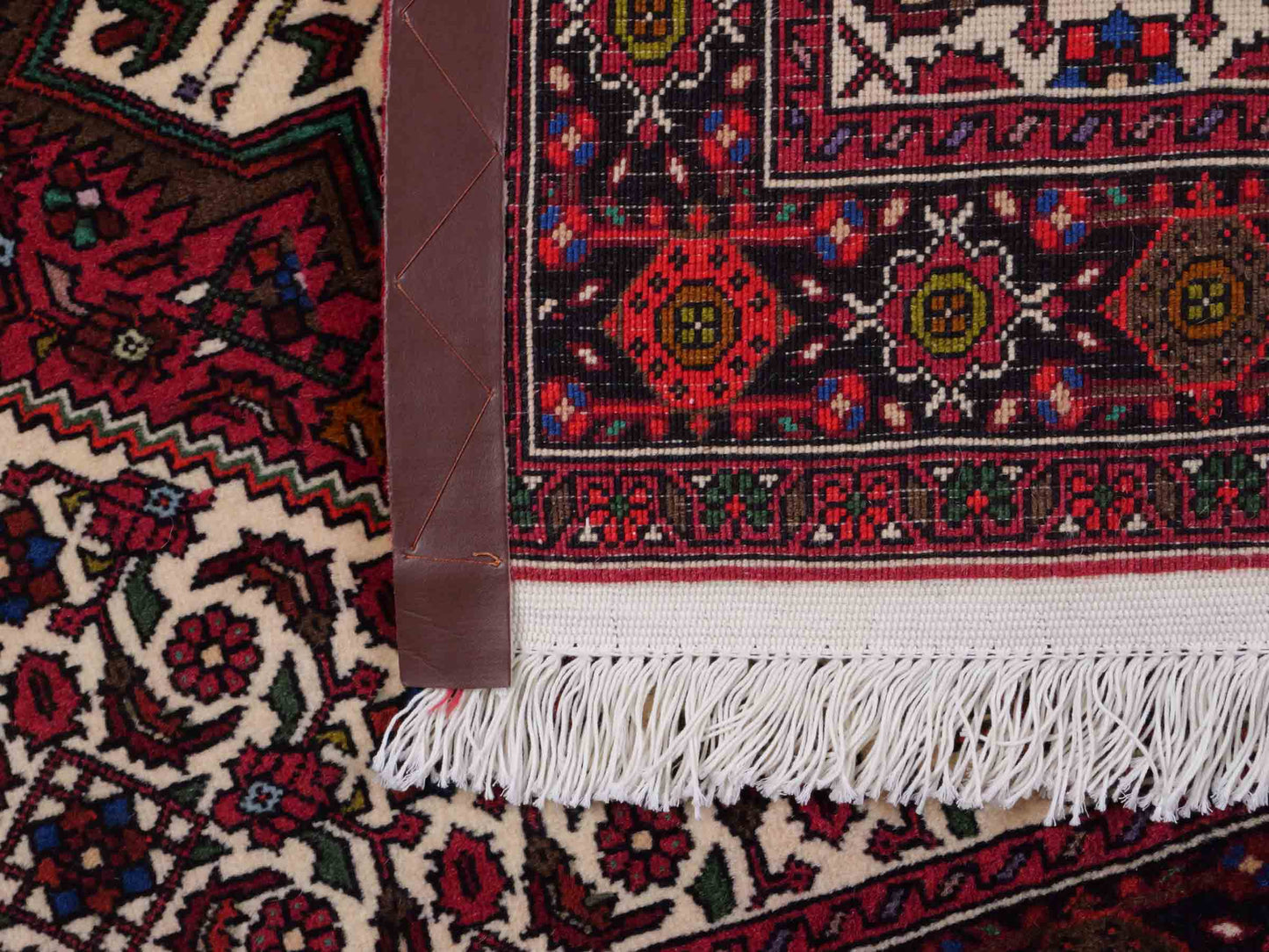 Handgeknüpfter Gholtogh Dorfteppich von Khademi aus Wolle, rot, creme. Feiner, kurdischer Nomadenteppich mit geometrischem Medaillon. Orientteppich, von Hand geknüpft in Iran. Größe: 145 cm x 100 cm. Teppichnummer: SB3-1156 | Jupiter Intl.