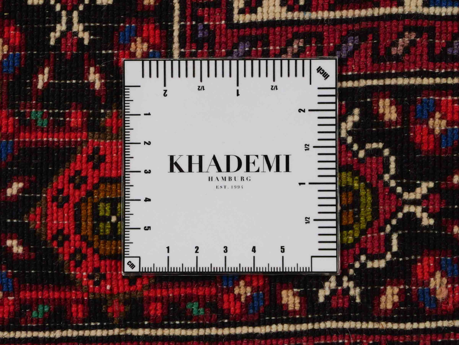 Handgeknüpfter Gholtogh Dorfteppich von Khademi aus Wolle, rot, creme. Feiner, kurdischer Nomadenteppich mit geometrischem Medaillon. Orientteppich, von Hand geknüpft in Iran. Größe: 145 cm x 100 cm. Teppichnummer: SB3-1156 | Jupiter Intl.
