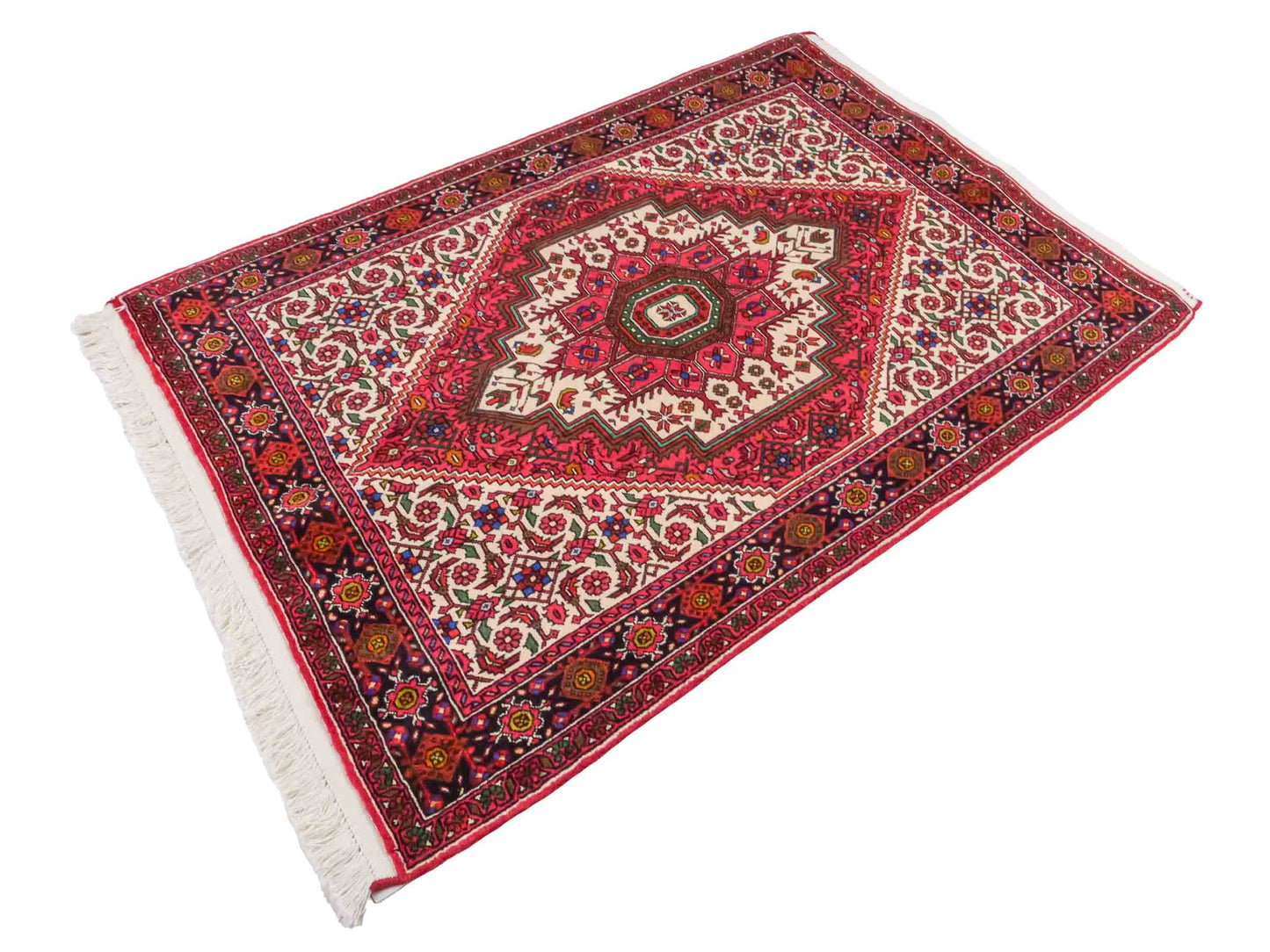 Handgeknüpfter Gholtogh Dorfteppich von Khademi aus Wolle, rot, creme. Feiner, kurdischer Nomadenteppich mit geometrischem Medaillon. Orientteppich, von Hand geknüpft in Iran. Größe: 145 cm x 100 cm. Teppichnummer: SB3-1156 | Jupiter Intl.