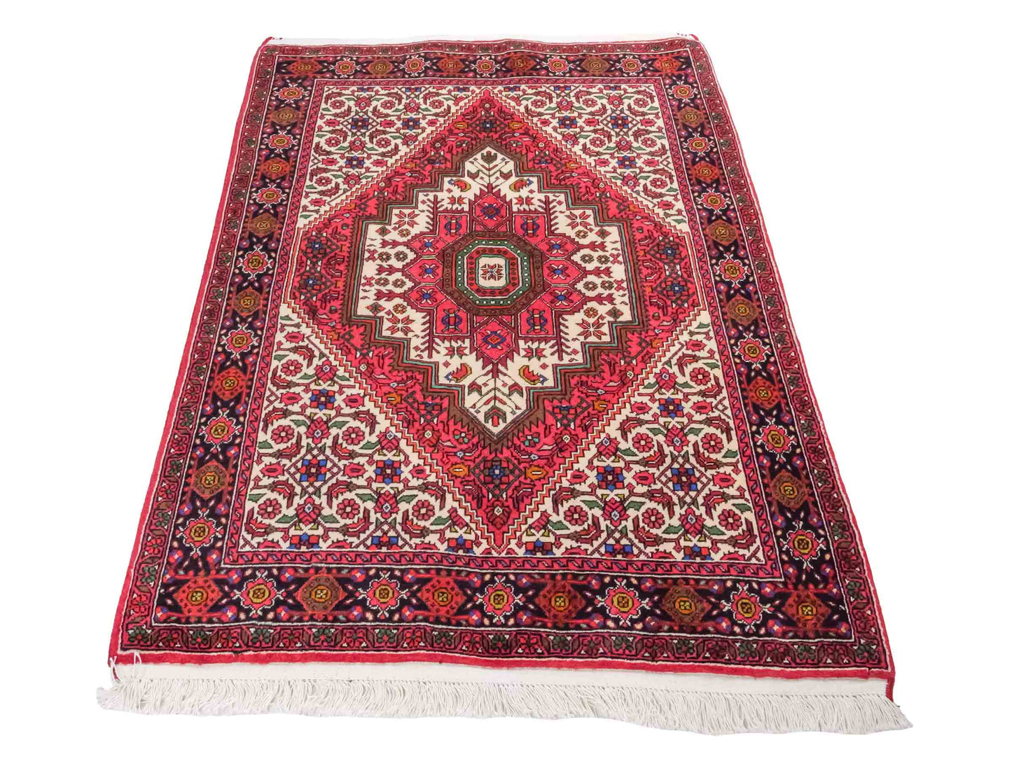 Handgeknüpfter Gholtogh Dorfteppich von Khademi aus Wolle, rot, creme. Feiner, kurdischer Nomadenteppich mit geometrischem Medaillon. Orientteppich, von Hand geknüpft in Iran. Größe: 145 cm x 100 cm. Teppichnummer: SB3-1156 | Jupiter Intl.