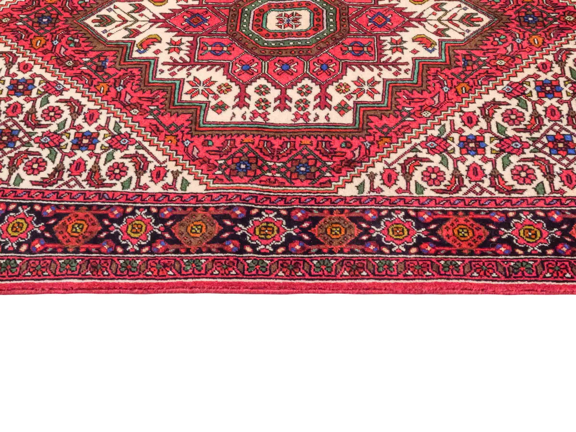 Handgeknüpfter Gholtogh Dorfteppich von Khademi aus Wolle, rot, creme. Feiner, kurdischer Nomadenteppich mit geometrischem Medaillon. Orientteppich, von Hand geknüpft in Iran. Größe: 145 cm x 100 cm. Teppichnummer: SB3-1156 | Jupiter Intl.