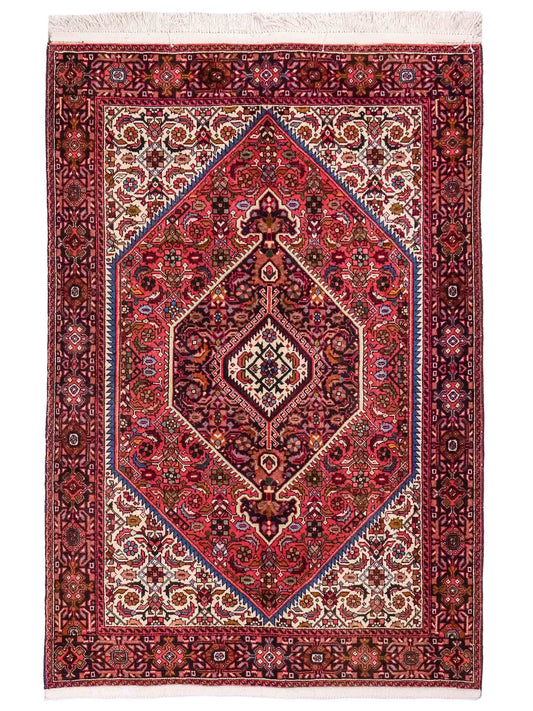 Handgeknüpfter Gholtogh Dorfteppich von Khademi aus Wolle, rot, creme. Feiner, kurdischer Nomadenteppich mit geometrischem Medaillon. Orientteppich, von Hand geknüpft in Iran. Größe: 147 cm x 101 cm. Teppichnummer: SB3-1157 | Jupiter Intl.