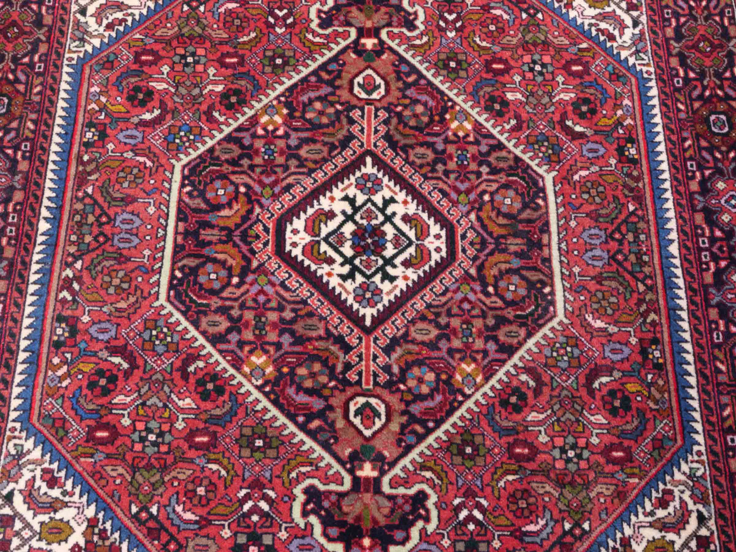 Handgeknüpfter Gholtogh Dorfteppich von Khademi aus Wolle, rot, creme. Feiner, kurdischer Nomadenteppich mit geometrischem Medaillon. Orientteppich, von Hand geknüpft in Iran. Größe: 147 cm x 101 cm. Teppichnummer: SB3-1157 | Jupiter Intl.