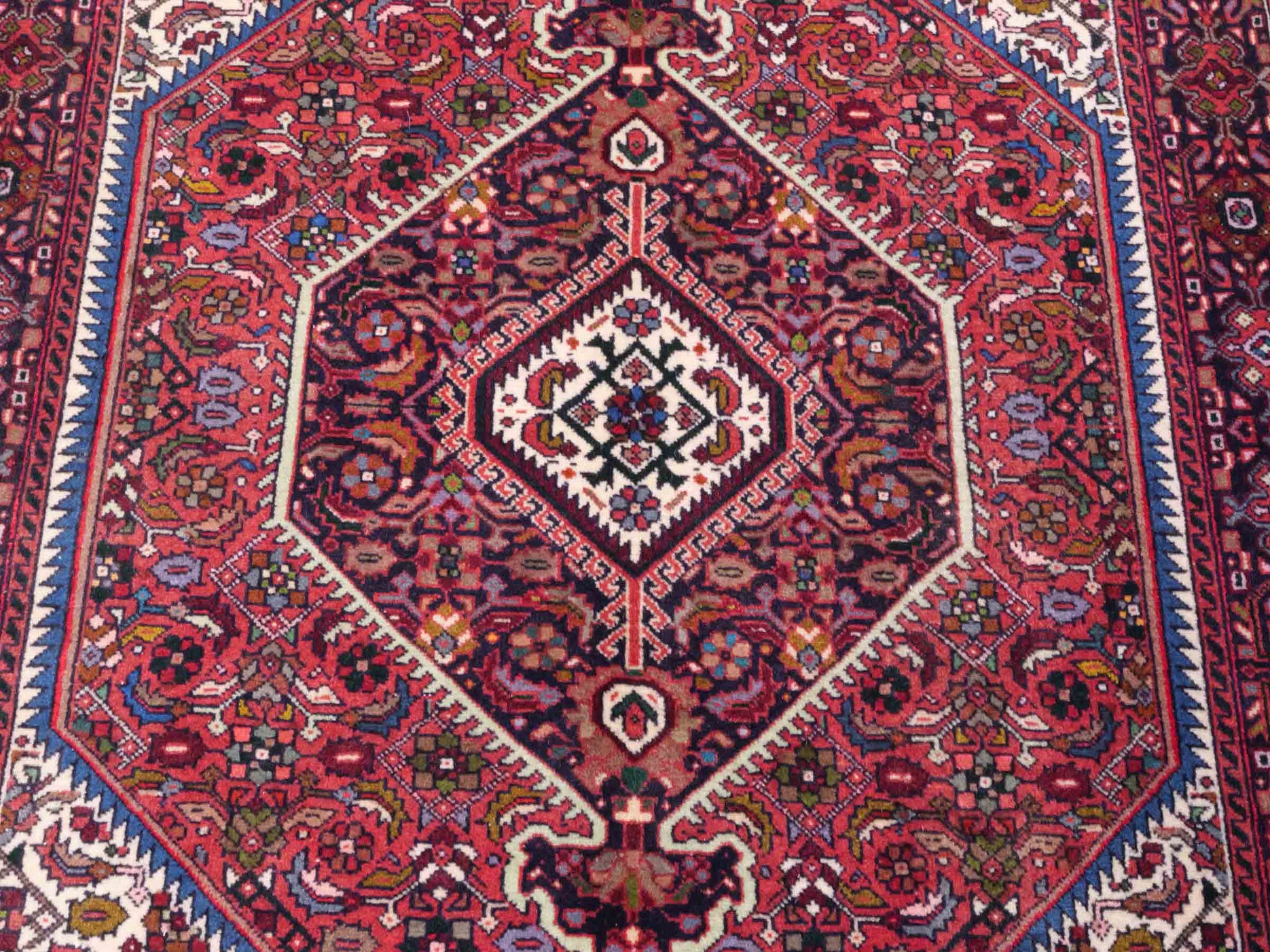 Handgeknüpfter Gholtogh Dorfteppich von Khademi aus Wolle, rot, creme. Feiner, kurdischer Nomadenteppich mit geometrischem Medaillon. Orientteppich, von Hand geknüpft in Iran. Größe: 147 cm x 101 cm. Teppichnummer: SB3-1157 | Jupiter Intl.
