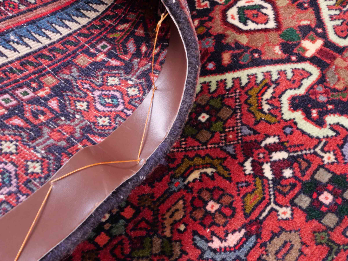 Handgeknüpfter Gholtogh Dorfteppich von Khademi aus Wolle, rot, creme. Feiner, kurdischer Nomadenteppich mit geometrischem Medaillon. Orientteppich, von Hand geknüpft in Iran. Größe: 147 cm x 101 cm. Teppichnummer: SB3-1157 | Jupiter Intl.