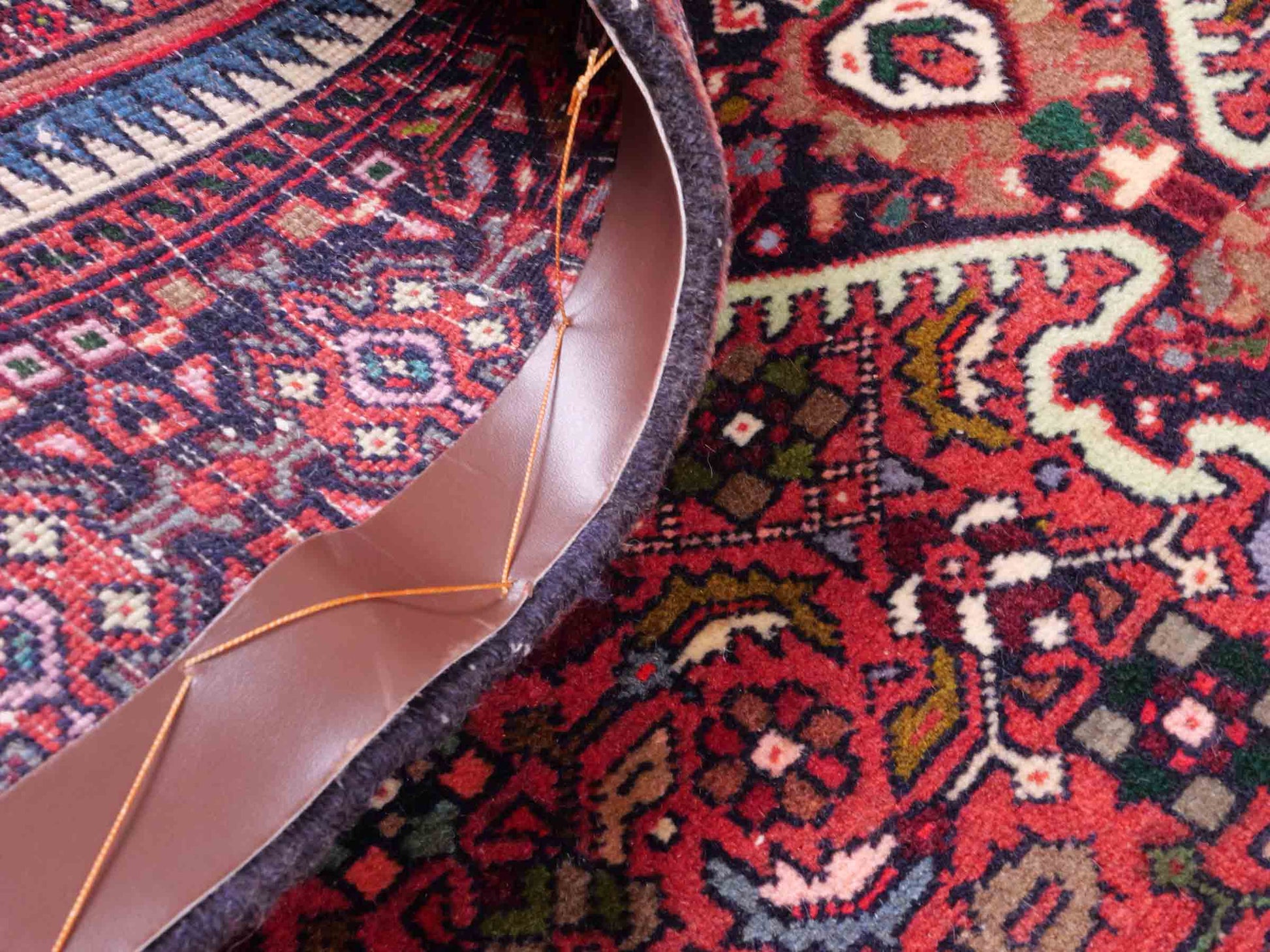 Handgeknüpfter Gholtogh Dorfteppich von Khademi aus Wolle, rot, creme. Feiner, kurdischer Nomadenteppich mit geometrischem Medaillon. Orientteppich, von Hand geknüpft in Iran. Größe: 147 cm x 101 cm. Teppichnummer: SB3-1157 | Jupiter Intl.