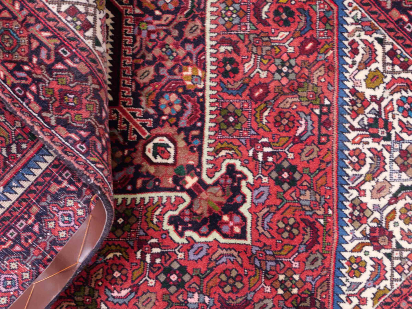 Handgeknüpfter Gholtogh Dorfteppich von Khademi aus Wolle, rot, creme. Feiner, kurdischer Nomadenteppich mit geometrischem Medaillon. Orientteppich, von Hand geknüpft in Iran. Größe: 147 cm x 101 cm. Teppichnummer: SB3-1157 | Jupiter Intl.