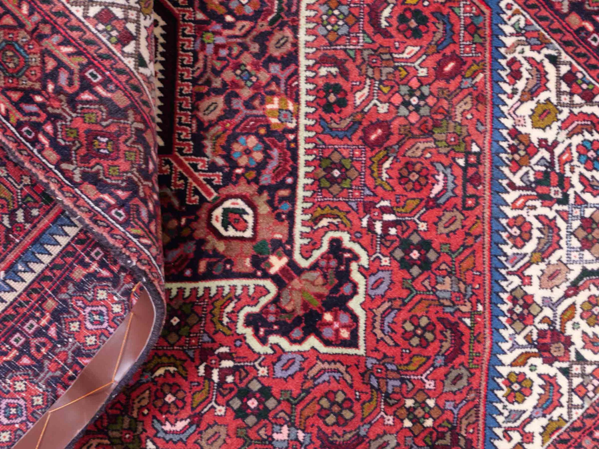 Handgeknüpfter Gholtogh Dorfteppich von Khademi aus Wolle, rot, creme. Feiner, kurdischer Nomadenteppich mit geometrischem Medaillon. Orientteppich, von Hand geknüpft in Iran. Größe: 147 cm x 101 cm. Teppichnummer: SB3-1157 | Jupiter Intl.