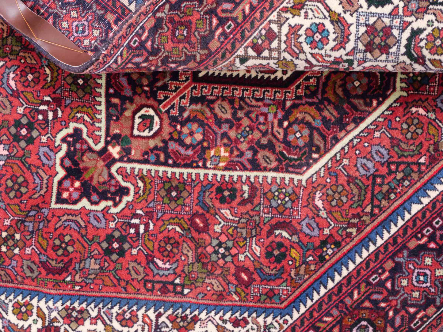 Handgeknüpfter Gholtogh Dorfteppich von Khademi aus Wolle, rot, creme. Feiner, kurdischer Nomadenteppich mit geometrischem Medaillon. Orientteppich, von Hand geknüpft in Iran. Größe: 147 cm x 101 cm. Teppichnummer: SB3-1157 | Jupiter Intl.