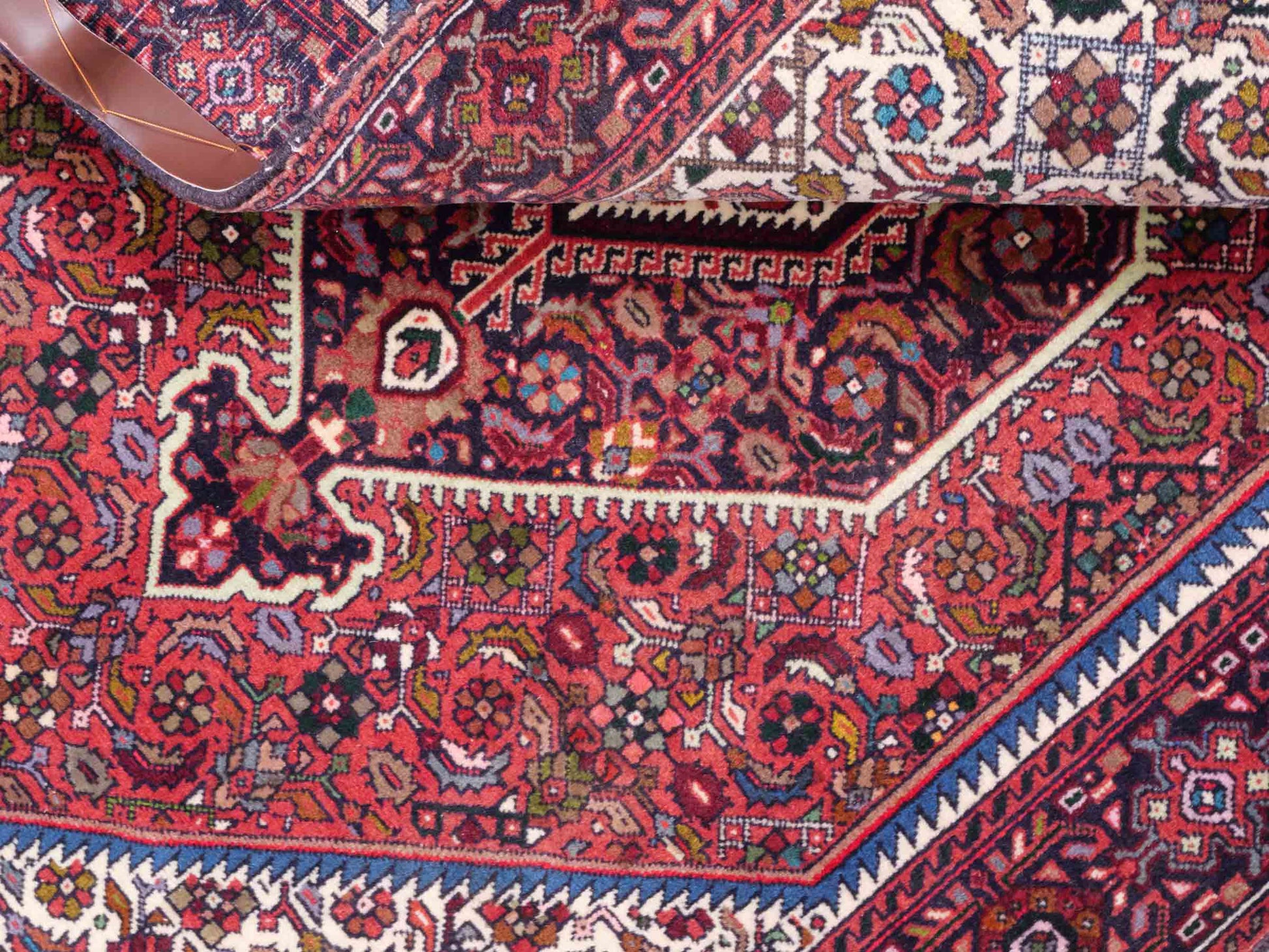Handgeknüpfter Gholtogh Dorfteppich von Khademi aus Wolle, rot, creme. Feiner, kurdischer Nomadenteppich mit geometrischem Medaillon. Orientteppich, von Hand geknüpft in Iran. Größe: 147 cm x 101 cm. Teppichnummer: SB3-1157 | Jupiter Intl.
