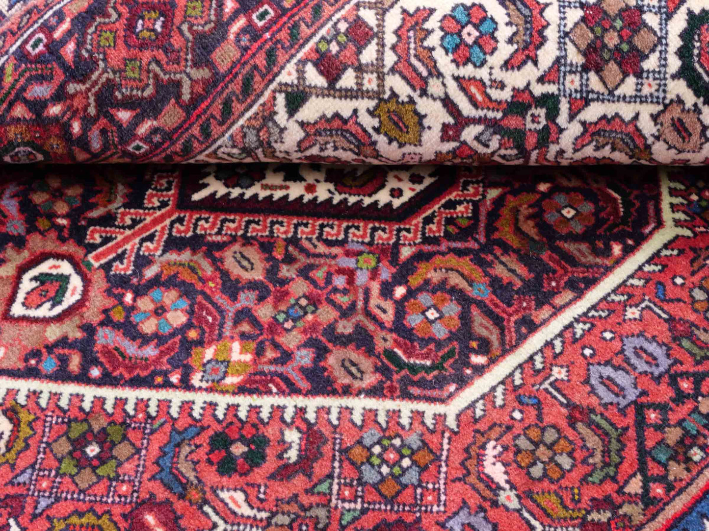 Handgeknüpfter Gholtogh Dorfteppich von Khademi aus Wolle, rot, creme. Feiner, kurdischer Nomadenteppich mit geometrischem Medaillon. Orientteppich, von Hand geknüpft in Iran. Größe: 147 cm x 101 cm. Teppichnummer: SB3-1157 | Jupiter Intl.