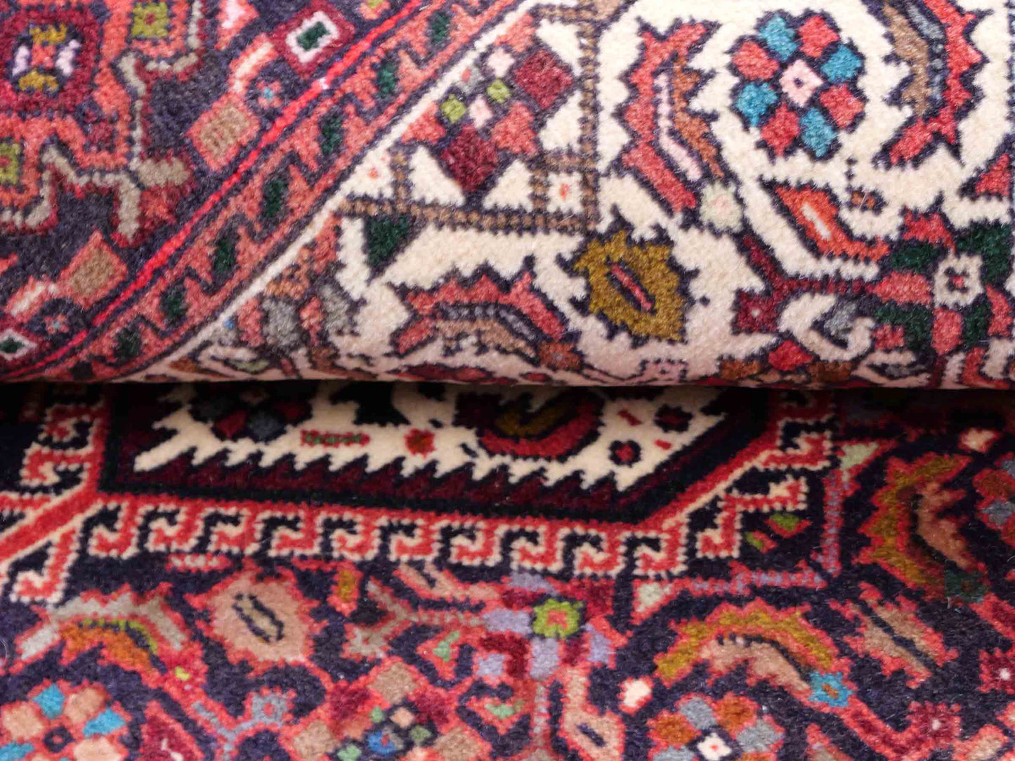 Handgeknüpfter Gholtogh Dorfteppich von Khademi aus Wolle, rot, creme. Feiner, kurdischer Nomadenteppich mit geometrischem Medaillon. Orientteppich, von Hand geknüpft in Iran. Größe: 147 cm x 101 cm. Teppichnummer: SB3-1157 | Jupiter Intl.