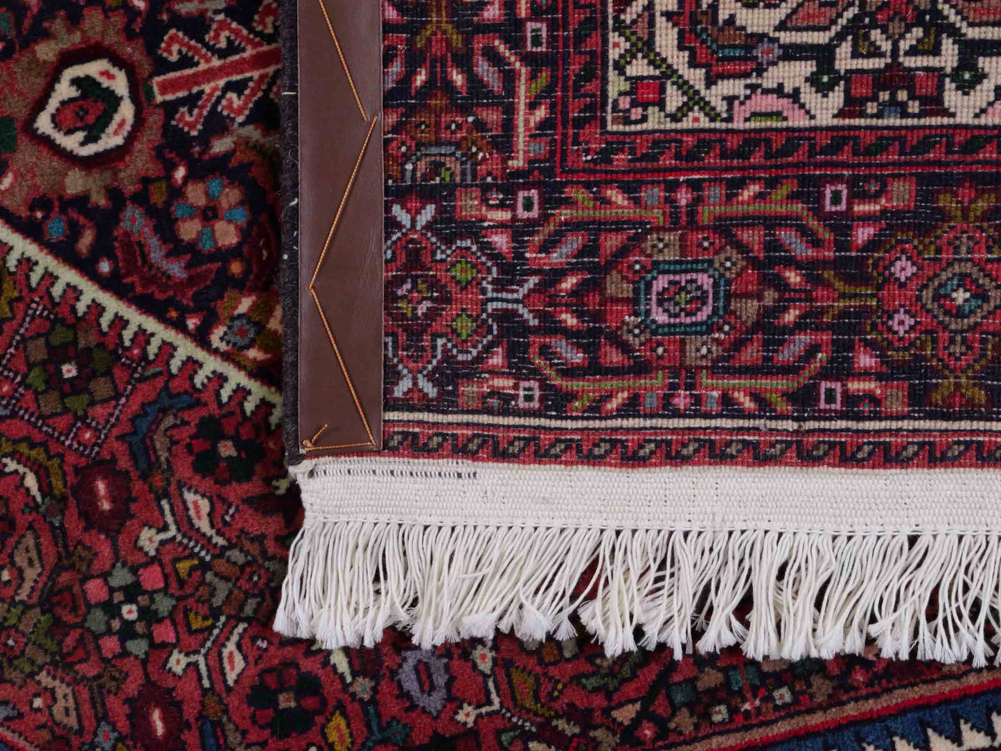 Handgeknüpfter Gholtogh Dorfteppich von Khademi aus Wolle, rot, creme. Feiner, kurdischer Nomadenteppich mit geometrischem Medaillon. Orientteppich, von Hand geknüpft in Iran. Größe: 147 cm x 101 cm. Teppichnummer: SB3-1157 | Jupiter Intl.