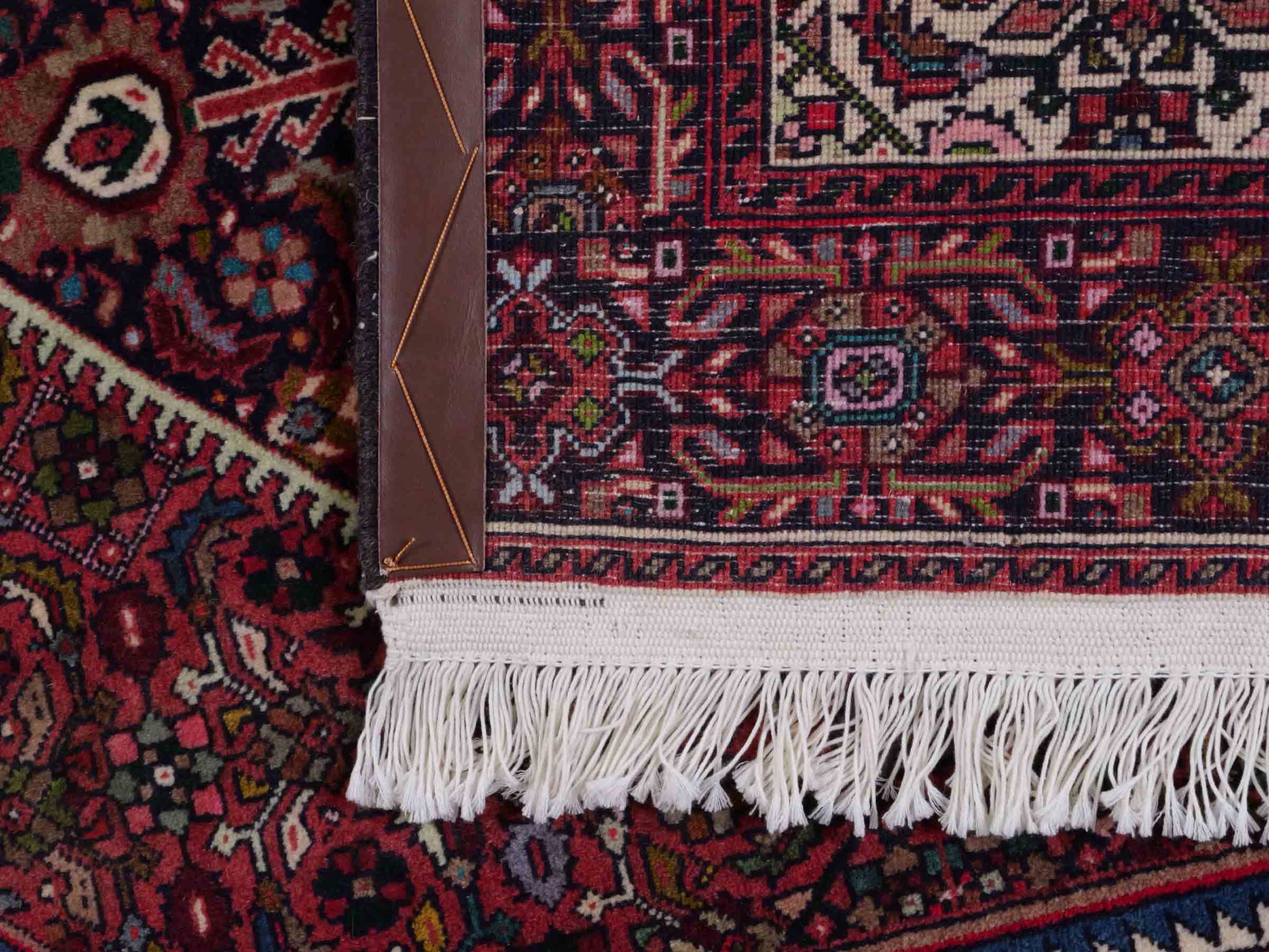 Handgeknüpfter Gholtogh Dorfteppich von Khademi aus Wolle, rot, creme. Feiner, kurdischer Nomadenteppich mit geometrischem Medaillon. Orientteppich, von Hand geknüpft in Iran. Größe: 147 cm x 101 cm. Teppichnummer: SB3-1157 | Jupiter Intl.