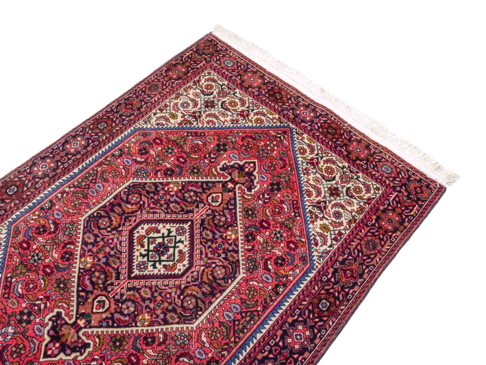 Handgeknüpfter Gholtogh Dorfteppich von Khademi aus Wolle, rot, creme. Feiner, kurdischer Nomadenteppich mit geometrischem Medaillon. Orientteppich, von Hand geknüpft in Iran. Größe: 147 cm x 101 cm. Teppichnummer: SB3-1157 | Jupiter Intl.