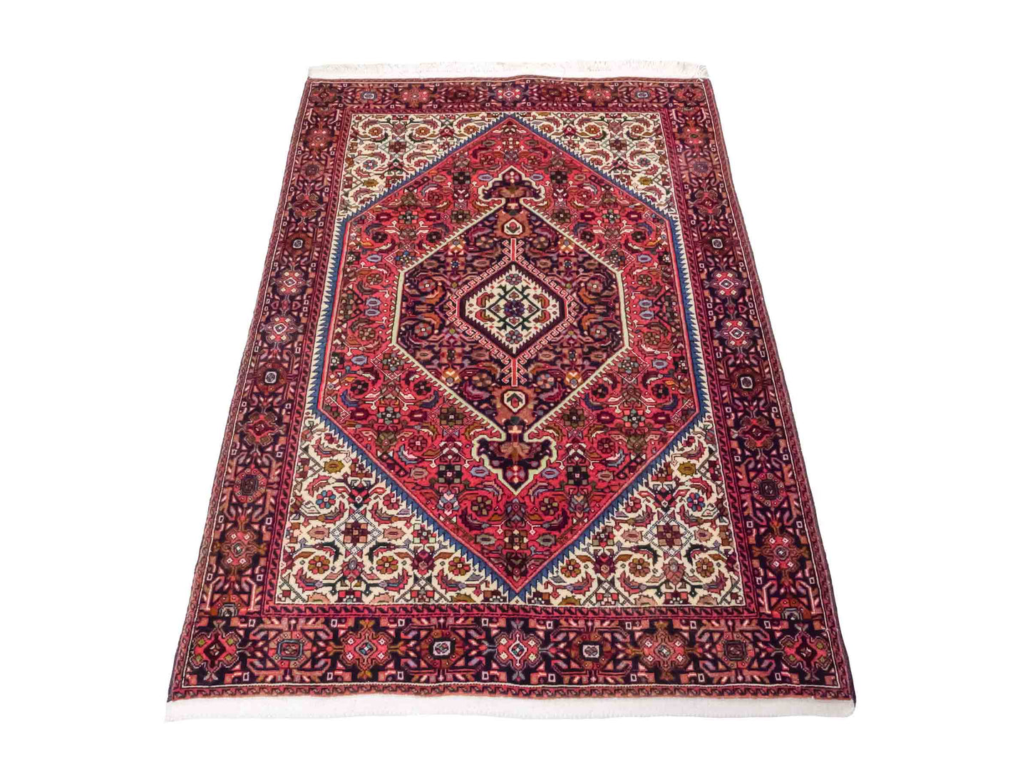 Handgeknüpfter Gholtogh Dorfteppich von Khademi aus Wolle, rot, creme. Feiner, kurdischer Nomadenteppich mit geometrischem Medaillon. Orientteppich, von Hand geknüpft in Iran. Größe: 147 cm x 101 cm. Teppichnummer: SB3-1157 | Jupiter Intl.