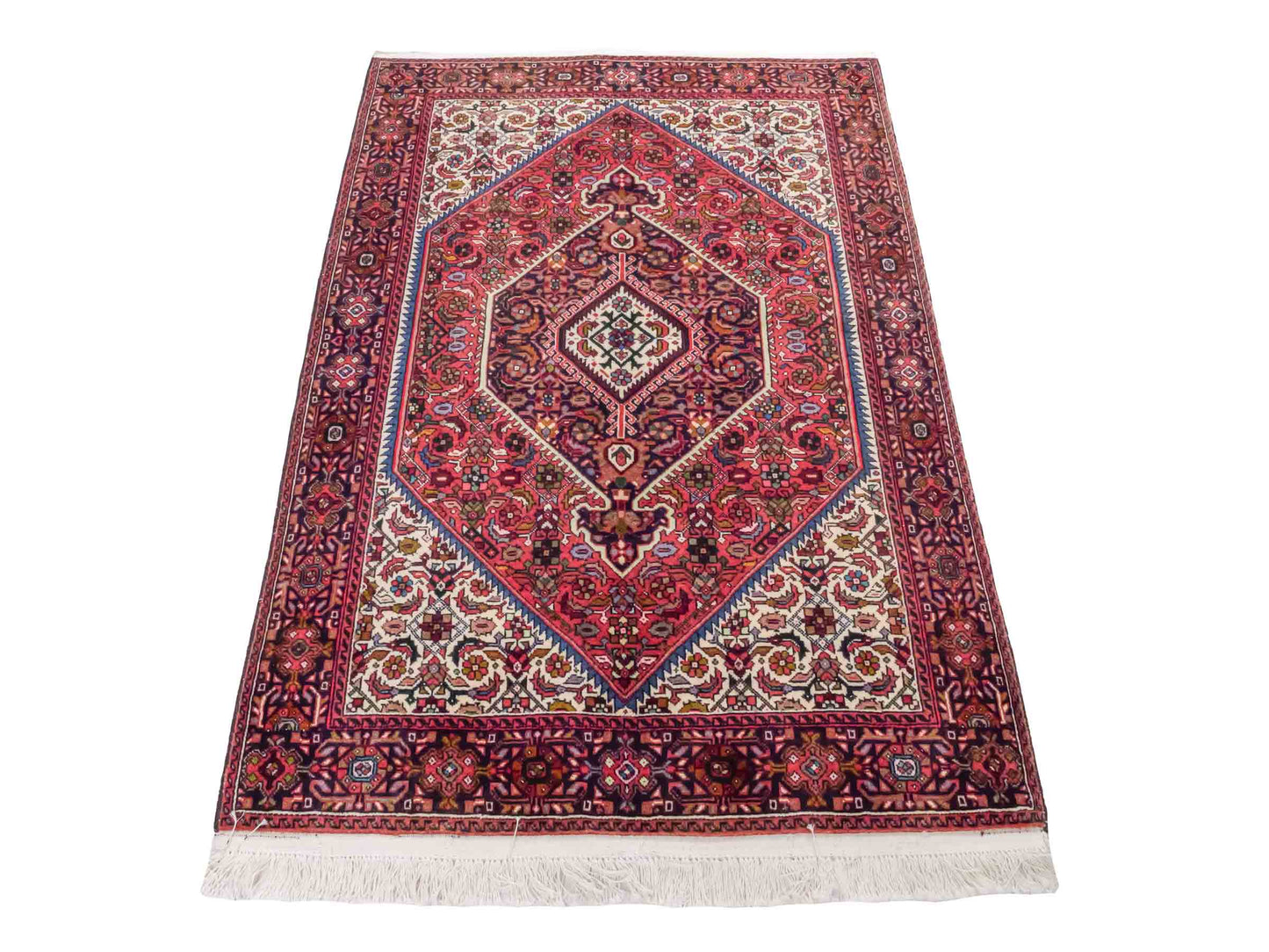 Handgeknüpfter Gholtogh Dorfteppich von Khademi aus Wolle, rot, creme. Feiner, kurdischer Nomadenteppich mit geometrischem Medaillon. Orientteppich, von Hand geknüpft in Iran. Größe: 147 cm x 101 cm. Teppichnummer: SB3-1157 | Jupiter Intl.