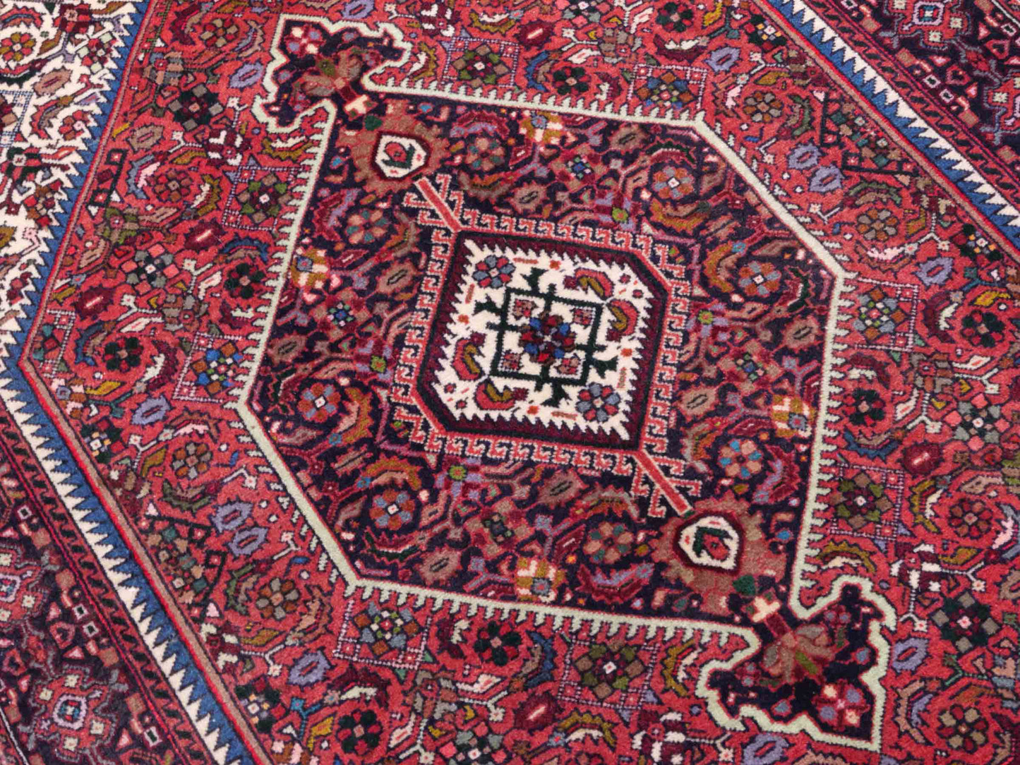 Handgeknüpfter Gholtogh Dorfteppich von Khademi aus Wolle, rot, creme. Feiner, kurdischer Nomadenteppich mit geometrischem Medaillon. Orientteppich, von Hand geknüpft in Iran. Größe: 147 cm x 101 cm. Teppichnummer: SB3-1157 | Jupiter Intl.