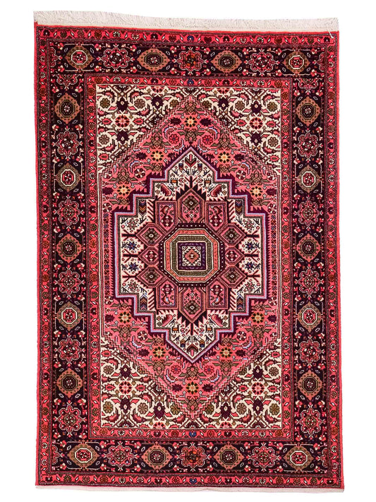 Handgeknüpfter Gholtogh Dorfteppich von Khademi aus Wolle, rot. Feiner, kurdischer Nomadenteppich mit geometrischem Medaillon. Orientteppich, von Hand geknüpft in Iran. Größe: 149 cm x 100 cm. Teppichnummer: SB3-1150 | Jupiter Intl.