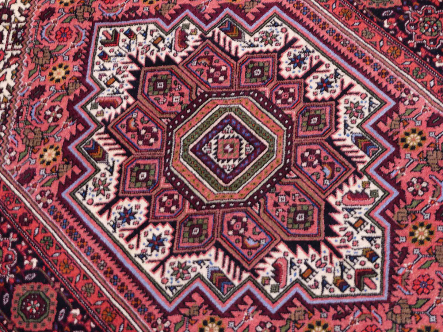Handgeknüpfter Gholtogh Dorfteppich von Khademi aus Wolle, rot. Feiner, kurdischer Nomadenteppich mit geometrischem Medaillon. Orientteppich, von Hand geknüpft in Iran. Größe: 149 cm x 100 cm. Teppichnummer: SB3-1150 | Jupiter Intl.