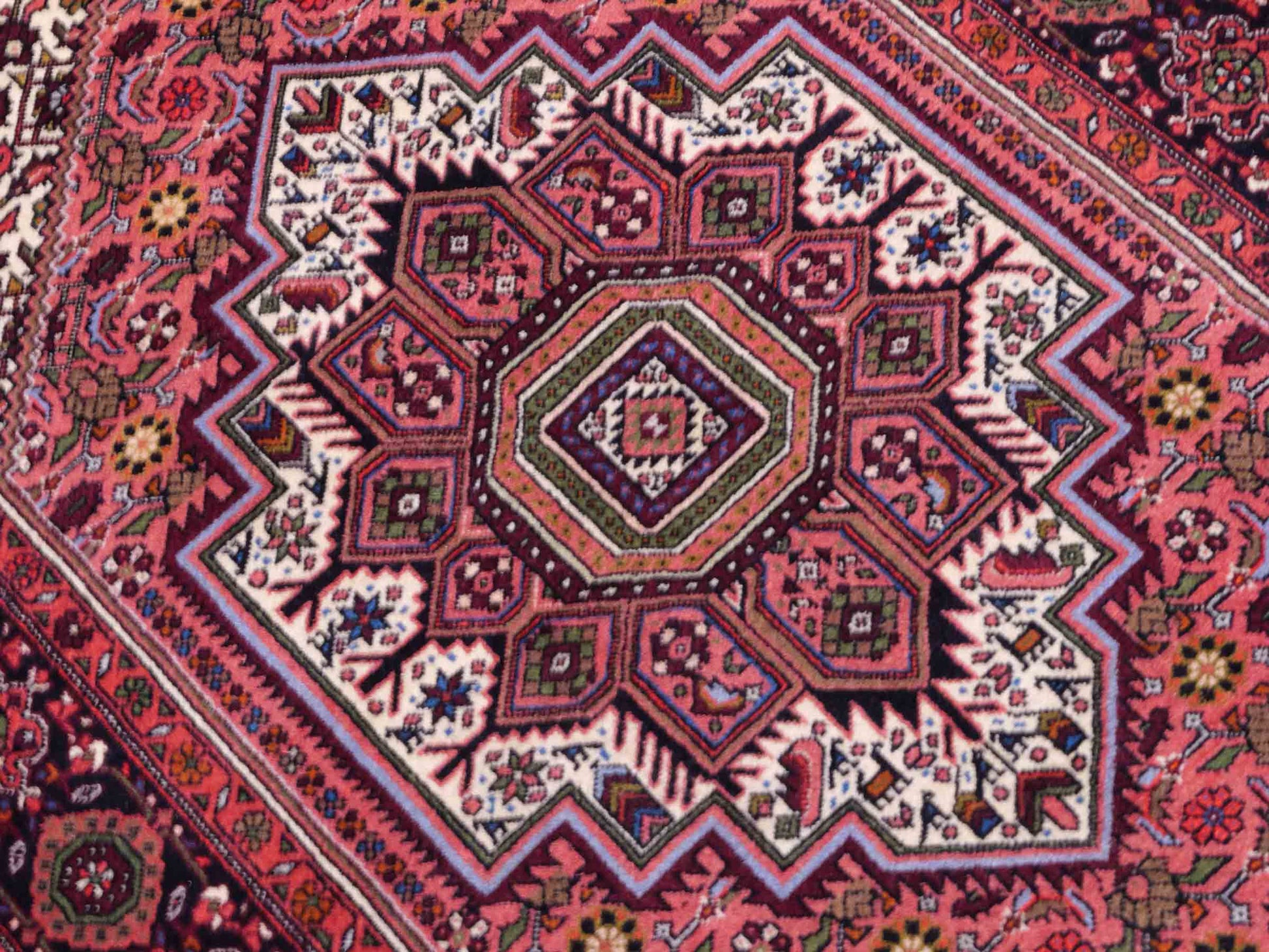 Handgeknüpfter Gholtogh Dorfteppich von Khademi aus Wolle, rot. Feiner, kurdischer Nomadenteppich mit geometrischem Medaillon. Orientteppich, von Hand geknüpft in Iran. Größe: 149 cm x 100 cm. Teppichnummer: SB3-1150 | Jupiter Intl.
