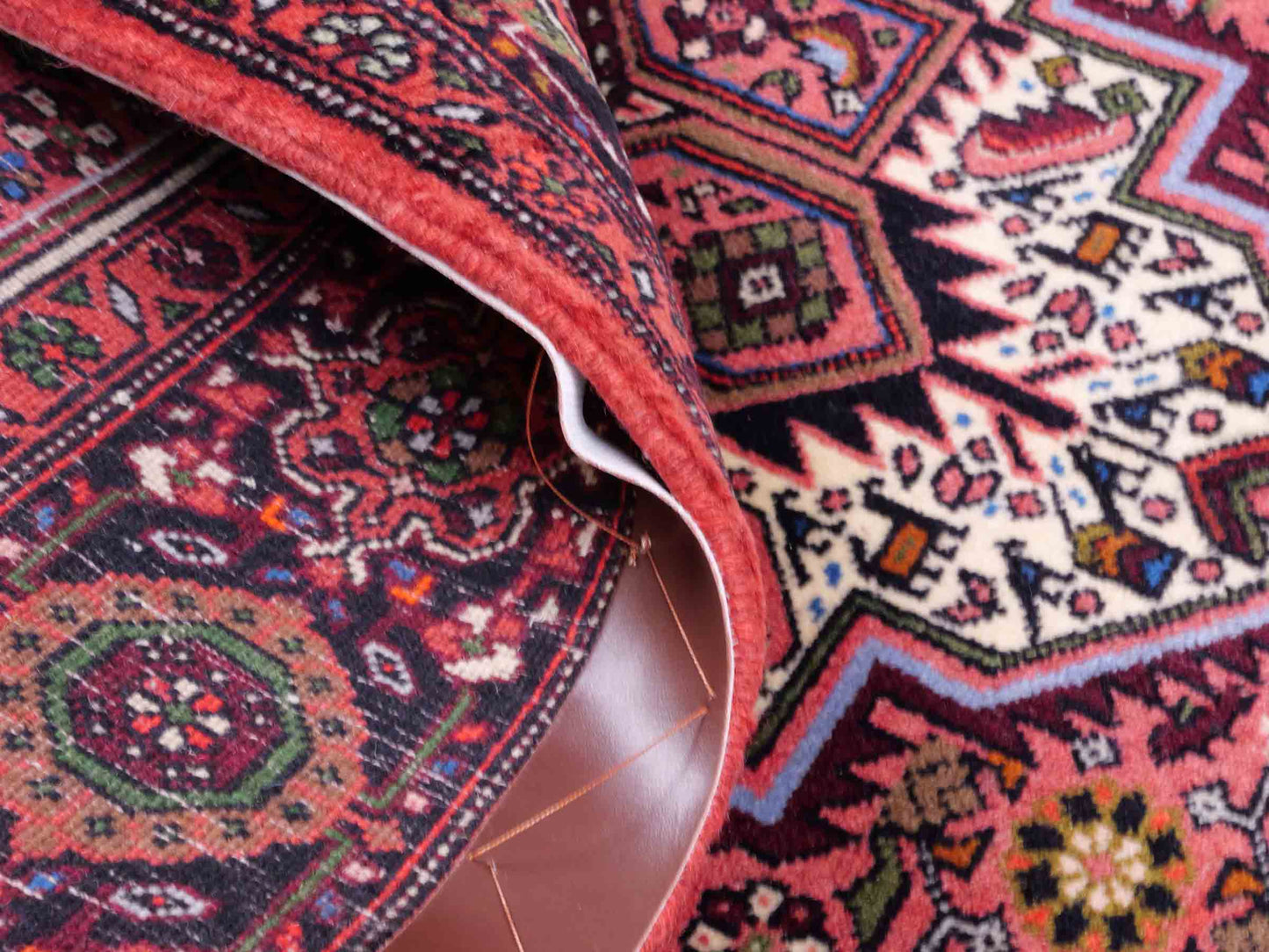 Handgeknüpfter Gholtogh Dorfteppich von Khademi aus Wolle, rot. Feiner, kurdischer Nomadenteppich mit geometrischem Medaillon. Orientteppich, von Hand geknüpft in Iran. Größe: 149 cm x 100 cm. Teppichnummer: SB3-1150 | Jupiter Intl.