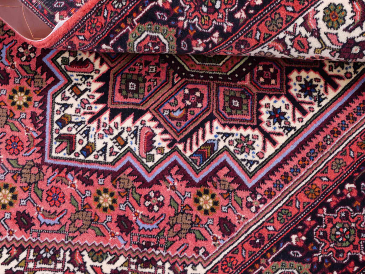Handgeknüpfter Gholtogh Dorfteppich von Khademi aus Wolle, rot. Feiner, kurdischer Nomadenteppich mit geometrischem Medaillon. Orientteppich, von Hand geknüpft in Iran. Größe: 149 cm x 100 cm. Teppichnummer: SB3-1150 | Jupiter Intl.