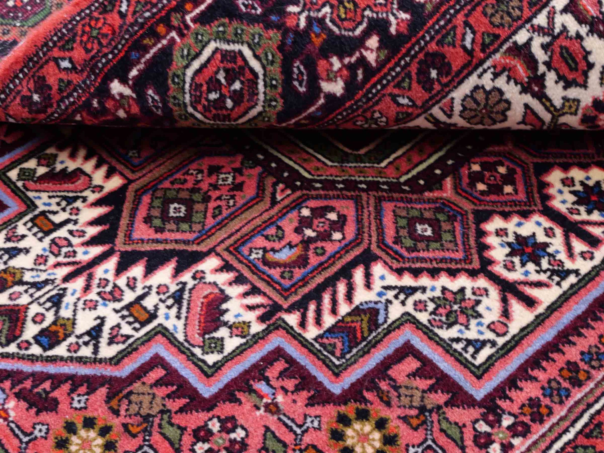Handgeknüpfter Gholtogh Dorfteppich von Khademi aus Wolle, rot. Feiner, kurdischer Nomadenteppich mit geometrischem Medaillon. Orientteppich, von Hand geknüpft in Iran. Größe: 149 cm x 100 cm. Teppichnummer: SB3-1150 | Jupiter Intl.