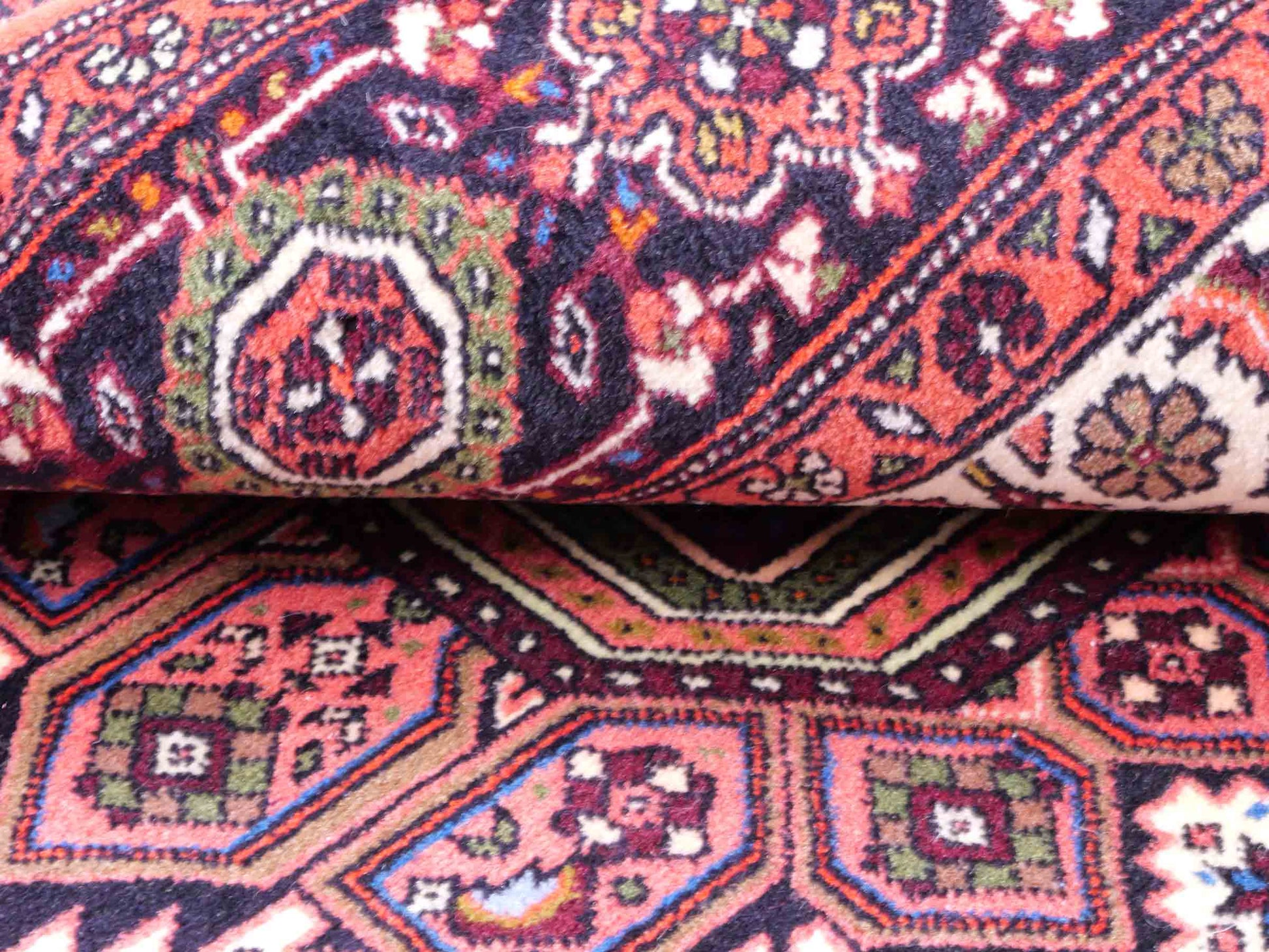 Handgeknüpfter Gholtogh Dorfteppich von Khademi aus Wolle, rot. Feiner, kurdischer Nomadenteppich mit geometrischem Medaillon. Orientteppich, von Hand geknüpft in Iran. Größe: 149 cm x 100 cm. Teppichnummer: SB3-1150 | Jupiter Intl.
