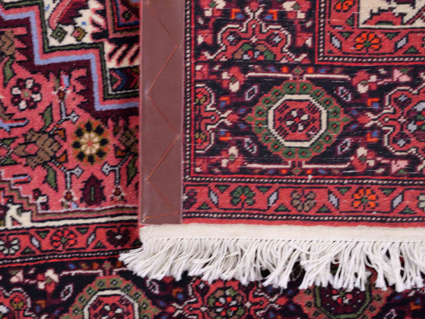 Handgeknüpfter Gholtogh Dorfteppich von Khademi aus Wolle, rot. Feiner, kurdischer Nomadenteppich mit geometrischem Medaillon. Orientteppich, von Hand geknüpft in Iran. Größe: 149 cm x 100 cm. Teppichnummer: SB3-1150 | Jupiter Intl.