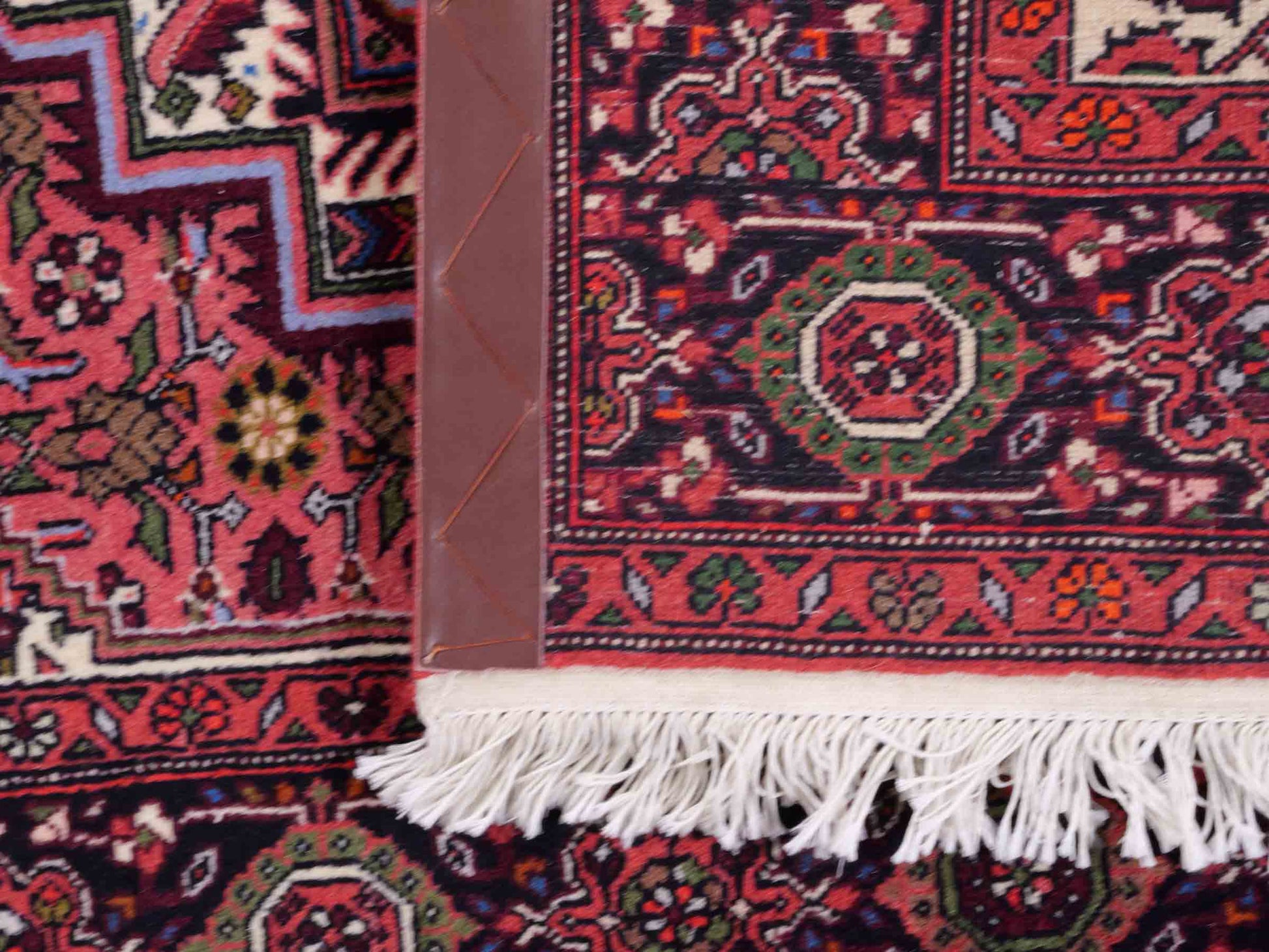 Handgeknüpfter Gholtogh Dorfteppich von Khademi aus Wolle, rot. Feiner, kurdischer Nomadenteppich mit geometrischem Medaillon. Orientteppich, von Hand geknüpft in Iran. Größe: 149 cm x 100 cm. Teppichnummer: SB3-1150 | Jupiter Intl.