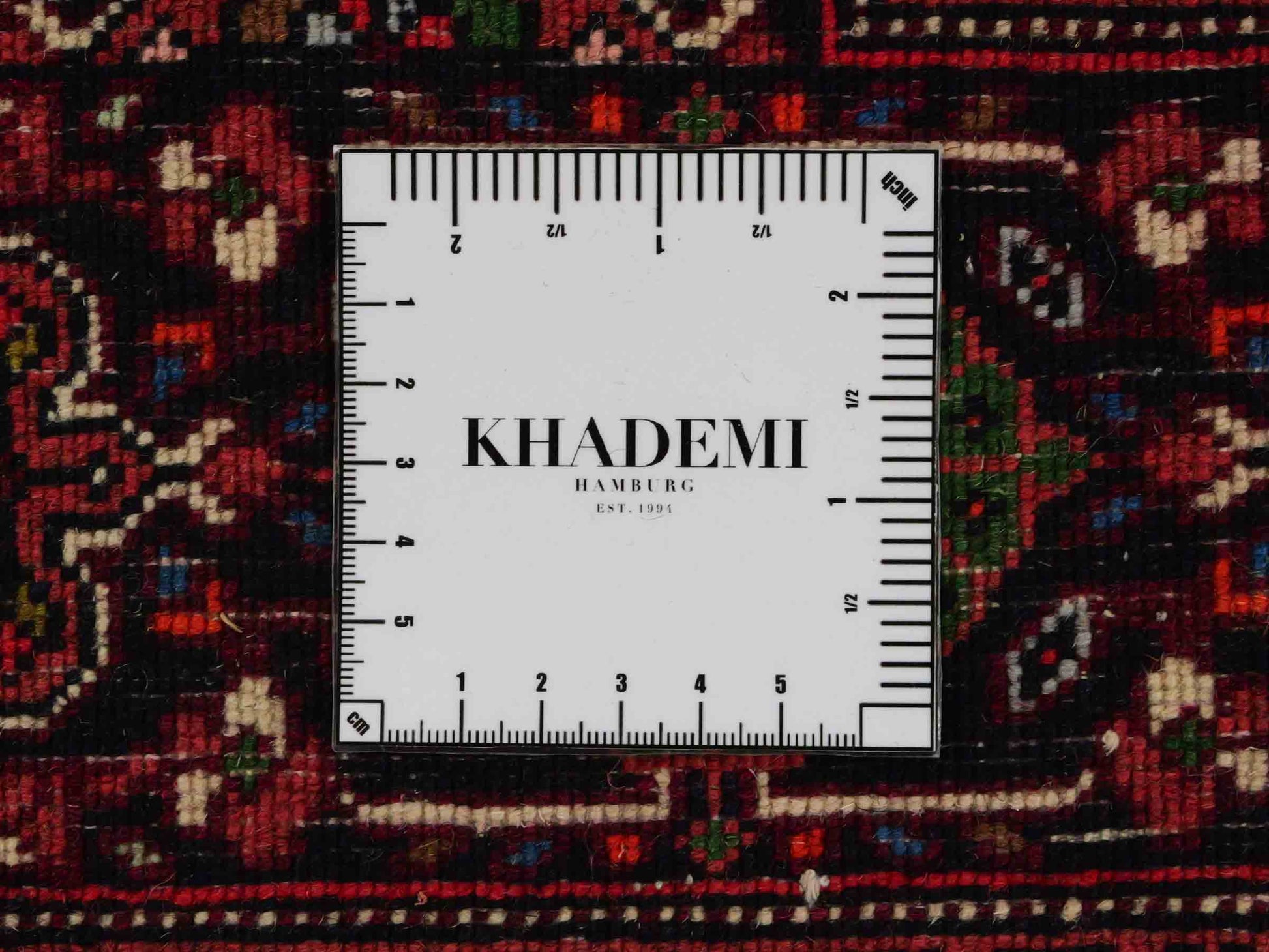 Handgeknüpfter Gholtogh Dorfteppich von Khademi aus Wolle, rot. Feiner, kurdischer Nomadenteppich mit geometrischem Medaillon. Orientteppich, von Hand geknüpft in Iran. Größe: 149 cm x 100 cm. Teppichnummer: SB3-1150 | Jupiter Intl.