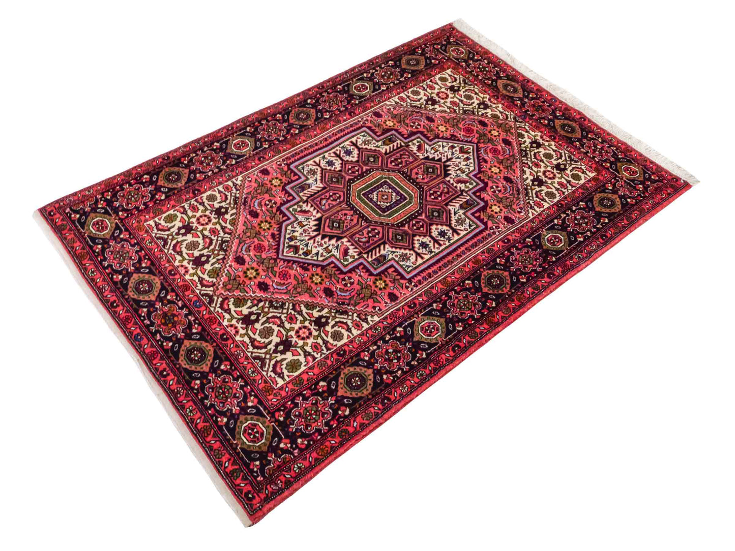 Handgeknüpfter Gholtogh Dorfteppich von Khademi aus Wolle, rot. Feiner, kurdischer Nomadenteppich mit geometrischem Medaillon. Orientteppich, von Hand geknüpft in Iran. Größe: 149 cm x 100 cm. Teppichnummer: SB3-1150 | Jupiter Intl.