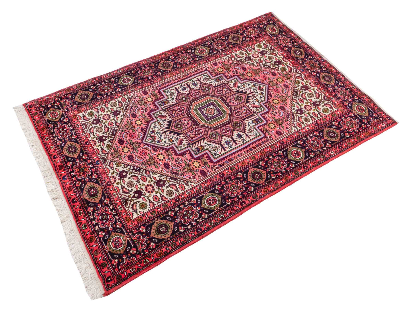 Handgeknüpfter Gholtogh Dorfteppich von Khademi aus Wolle, rot. Feiner, kurdischer Nomadenteppich mit geometrischem Medaillon. Orientteppich, von Hand geknüpft in Iran. Größe: 149 cm x 100 cm. Teppichnummer: SB3-1150 | Jupiter Intl.