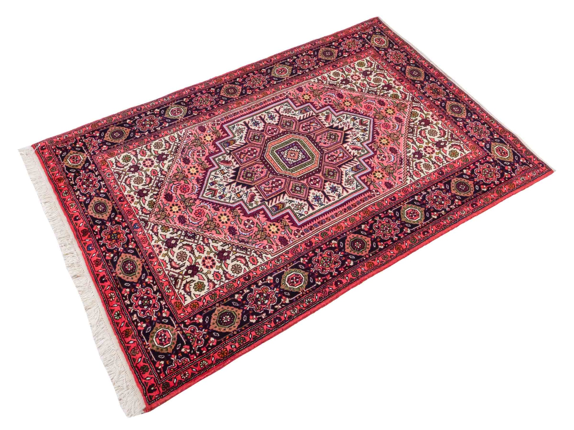 Handgeknüpfter Gholtogh Dorfteppich von Khademi aus Wolle, rot. Feiner, kurdischer Nomadenteppich mit geometrischem Medaillon. Orientteppich, von Hand geknüpft in Iran. Größe: 149 cm x 100 cm. Teppichnummer: SB3-1150 | Jupiter Intl.